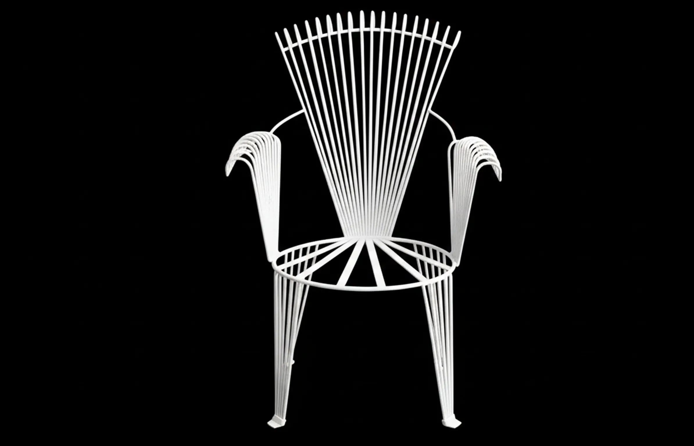 Cuatro sillones de jardin antiguos con diseño elegante, en un ambiente clásico.