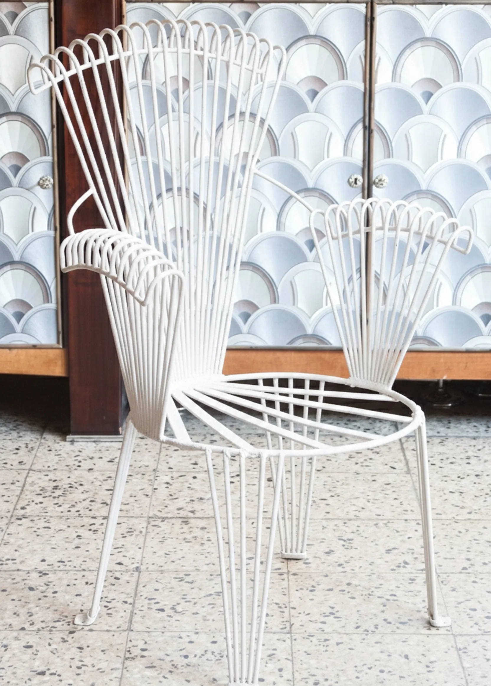 4 antike Garten-Sessel mit elegantem Design in klassischem Rahmen.