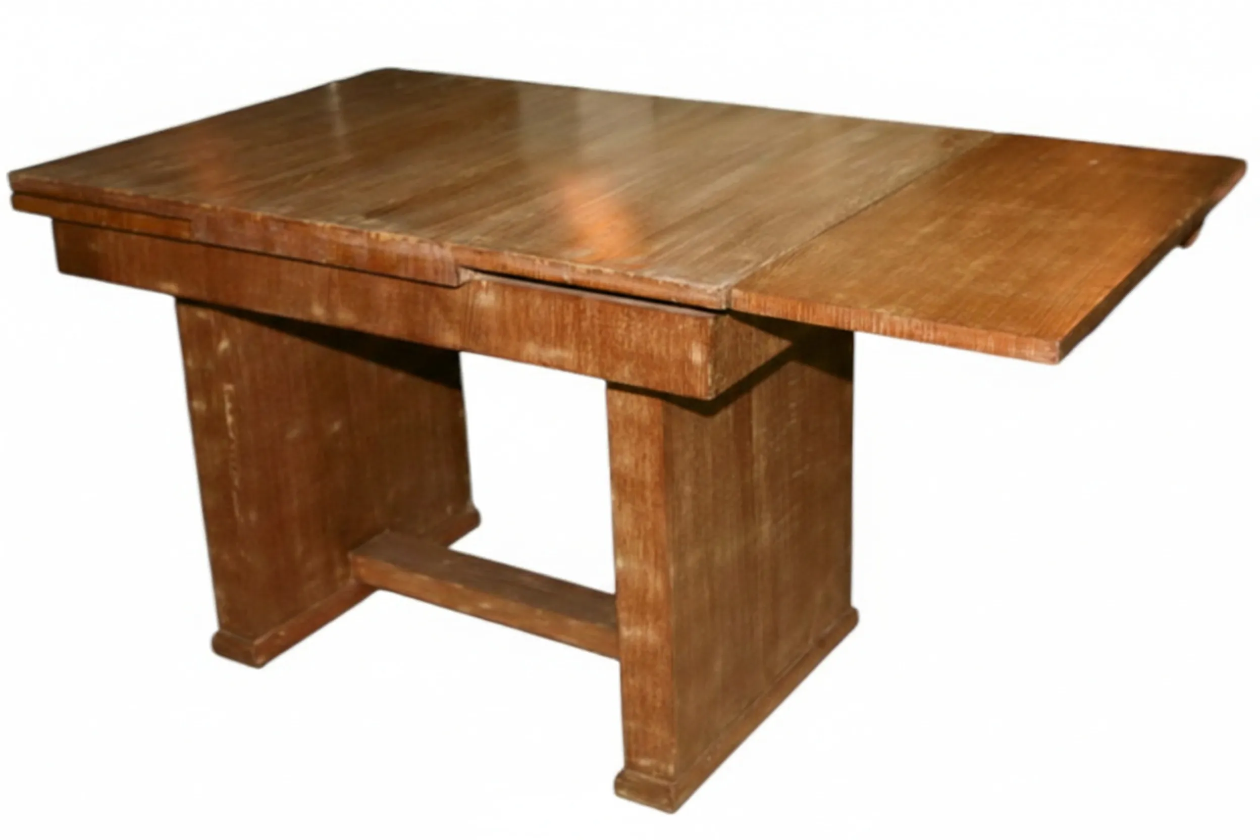 Antigua mesa de comedor, con extensiones, en un ambiente cálido y acogedor.