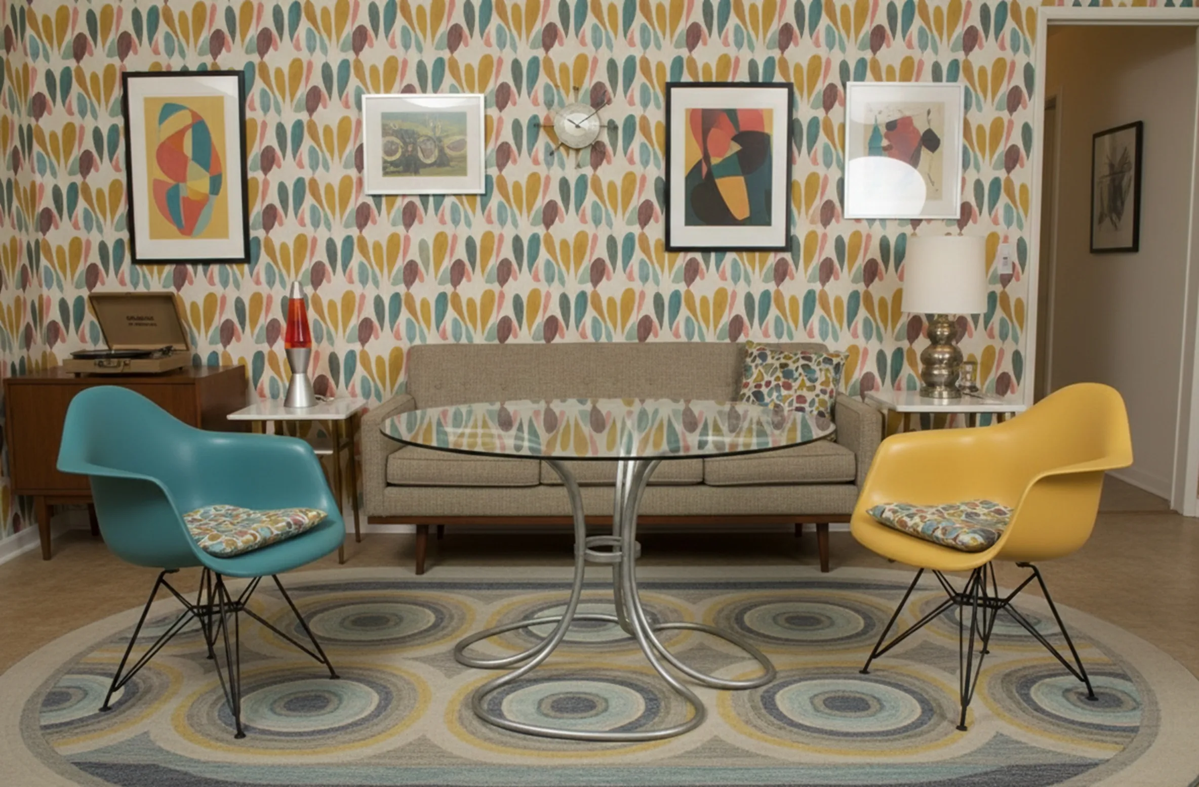 Mesa de jantar antiga para 6 pessoas em um ambiente aconchegante com cadeiras coloridas.