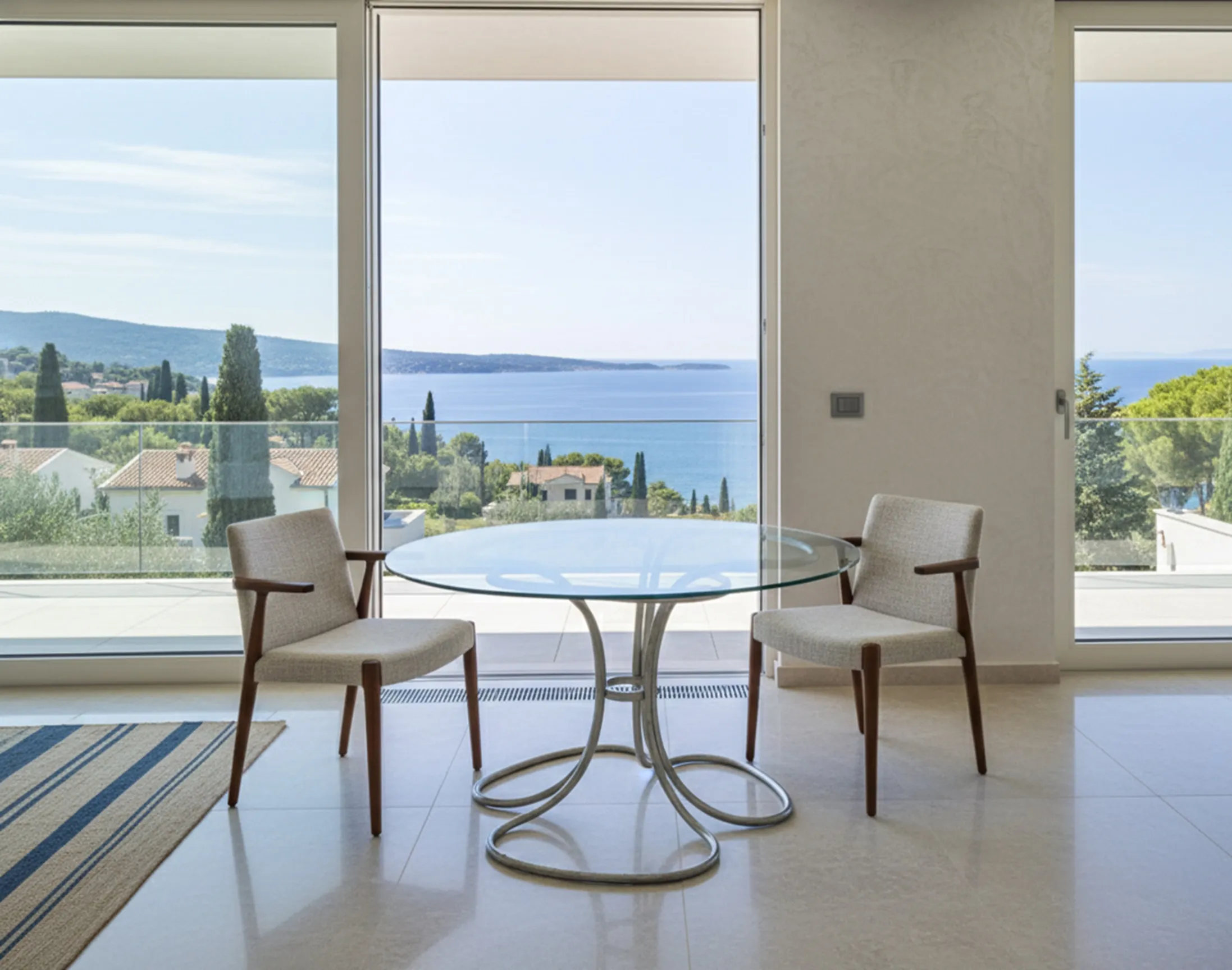 Antique dining table for 6 people with a sea view and chairs.