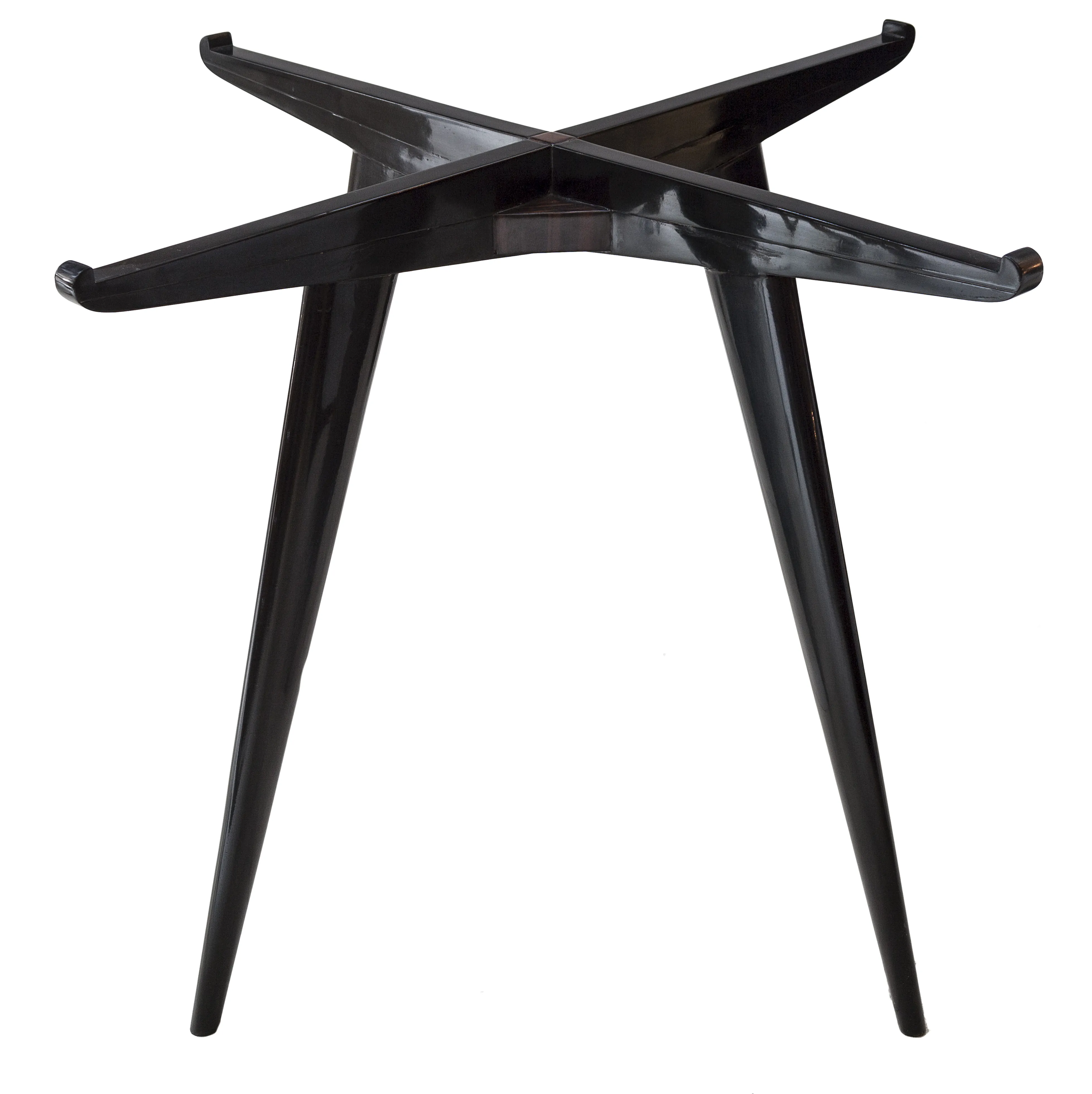 Mesa de comedor antigua para 4 personas, diseño elegante, ambiente acogedor.