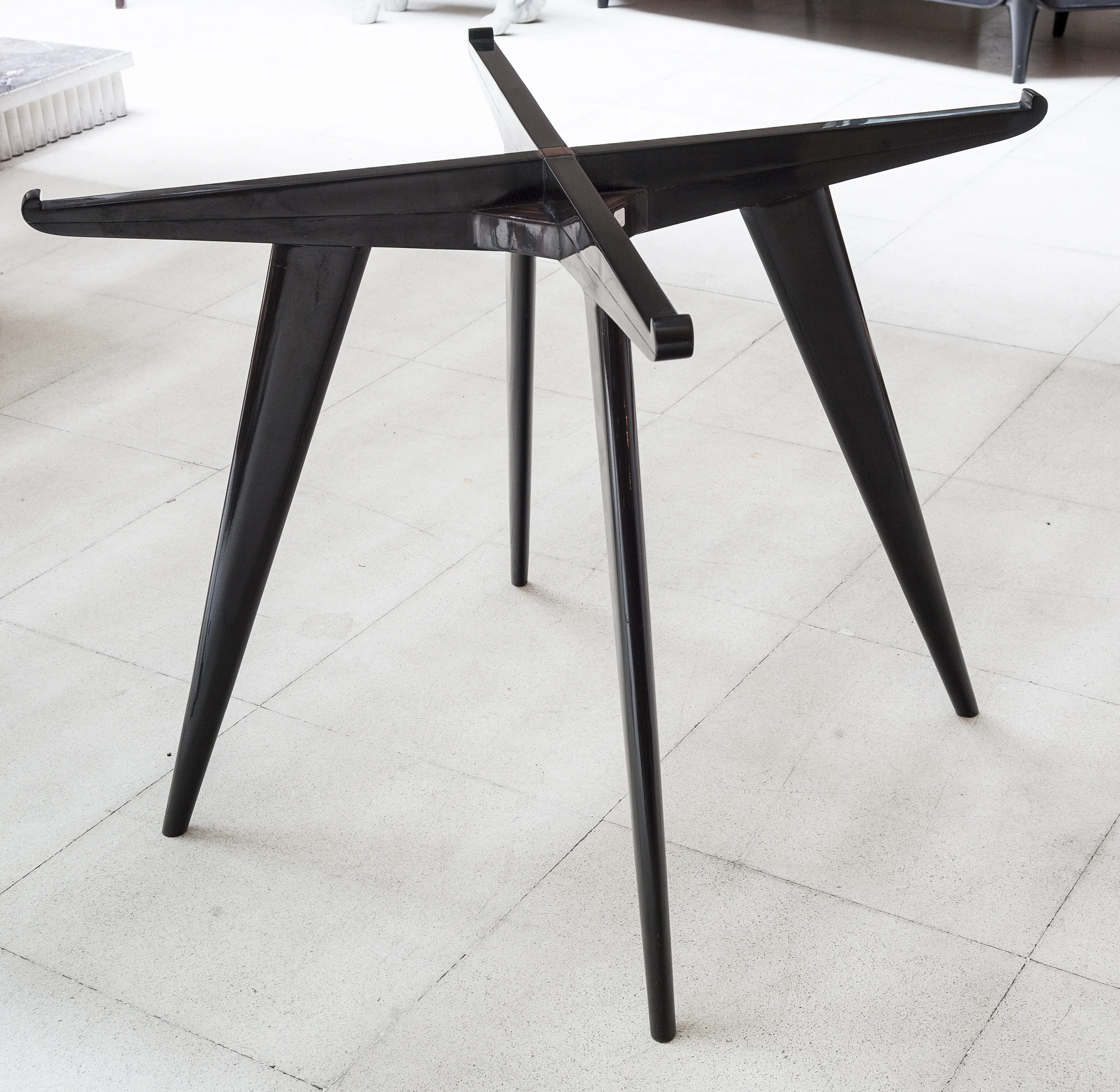 Mesa de comedor antigua para 4 personas con diseño elegante, ambiente atractivo y moderno.