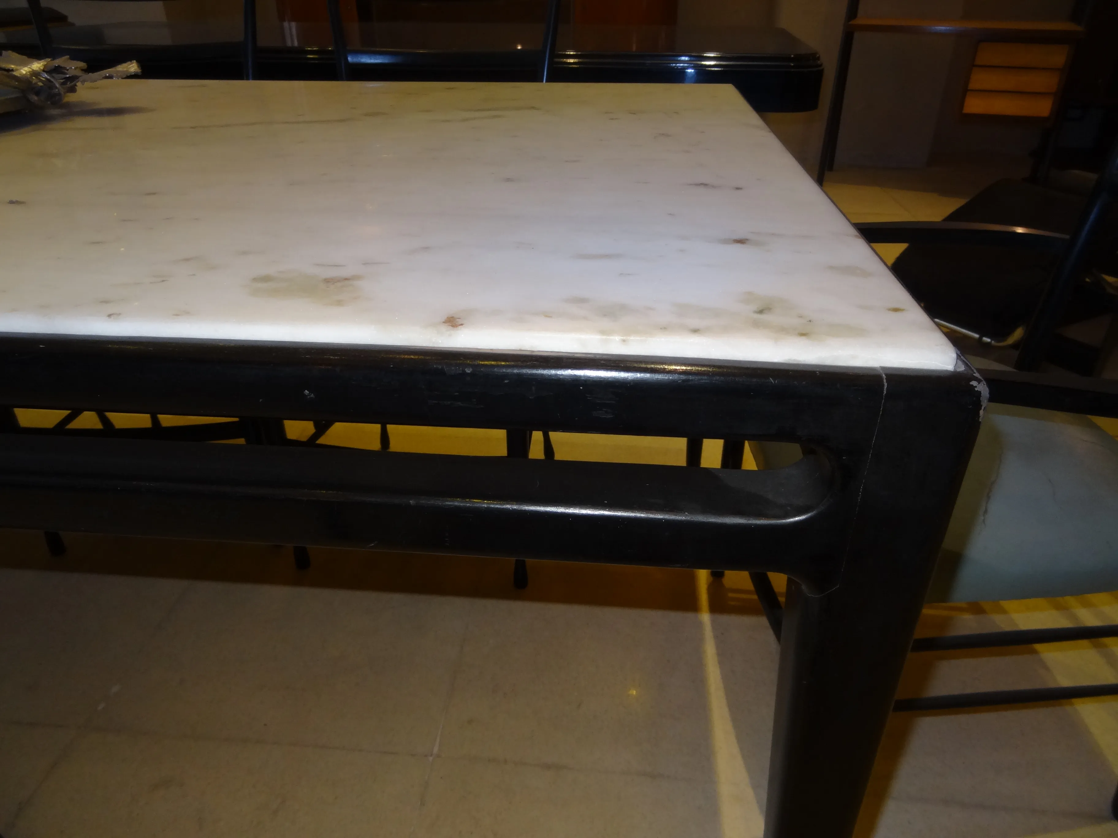 Mesa de jantar antiga de Gio Ponti para 8 pessoas, exibindo um design elegante.