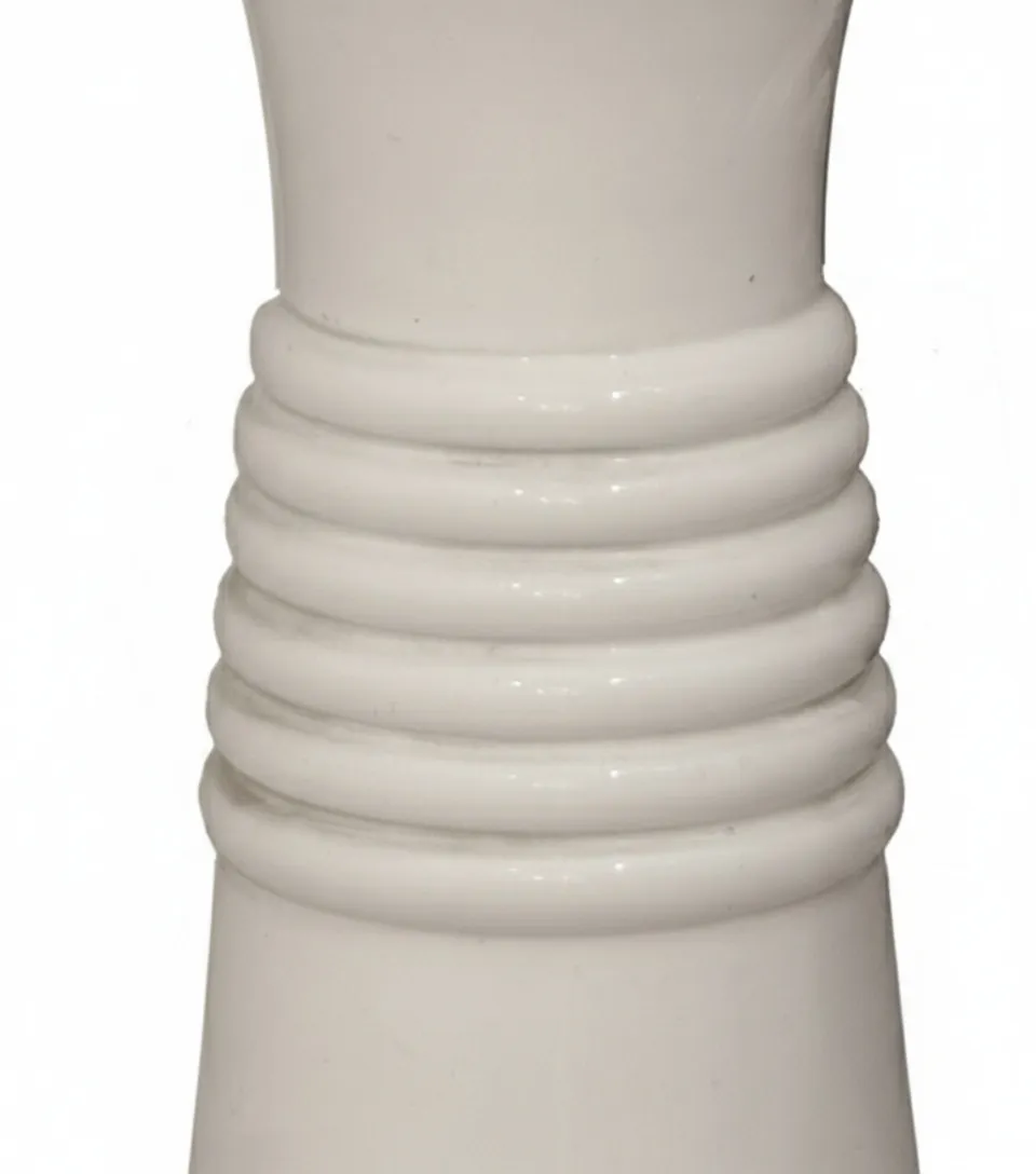 vaso di fiori antico bianco con dettagli curvati in cima