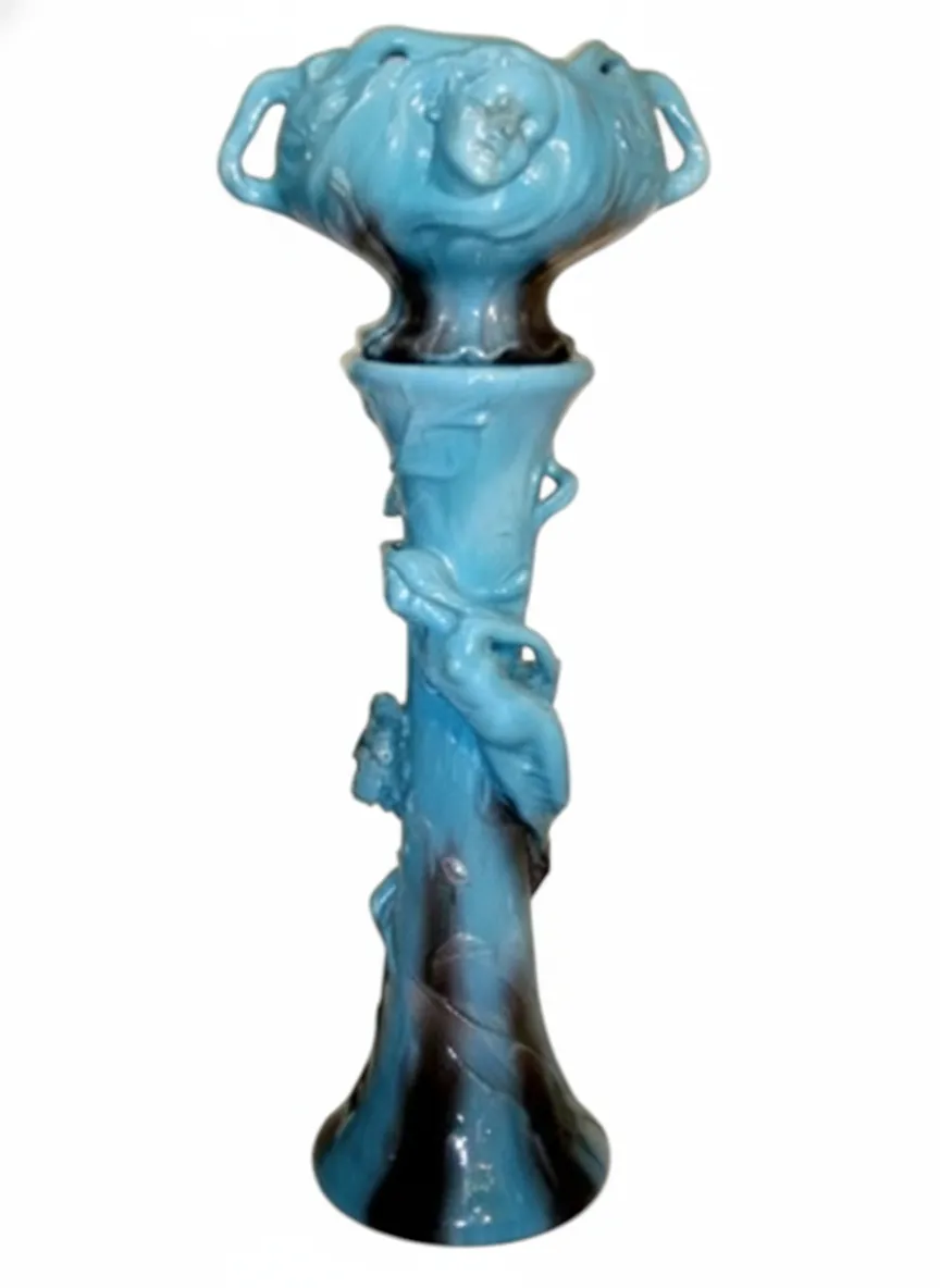 vase de plantes ancien décoratif avec des formes et des couleurs élaborées