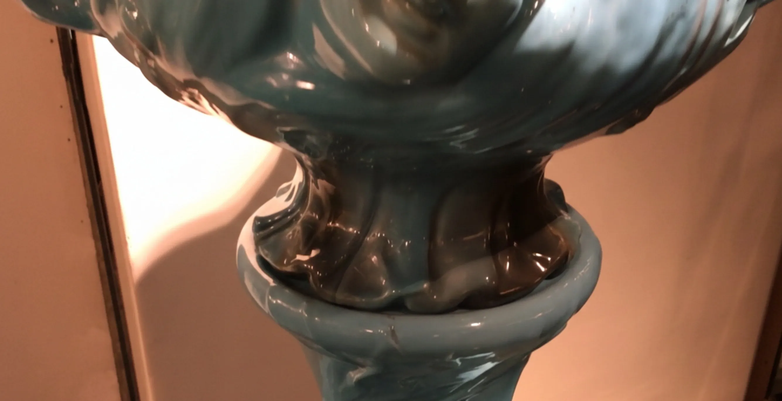 старинный синий цветочный горшок с декоративными формами