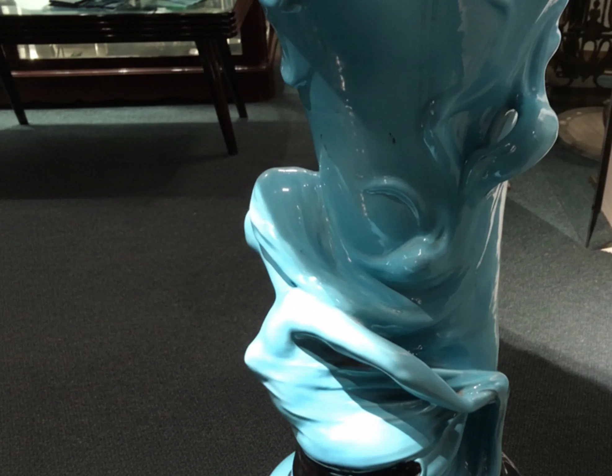 plantador antigo azul com design elegante no fundo