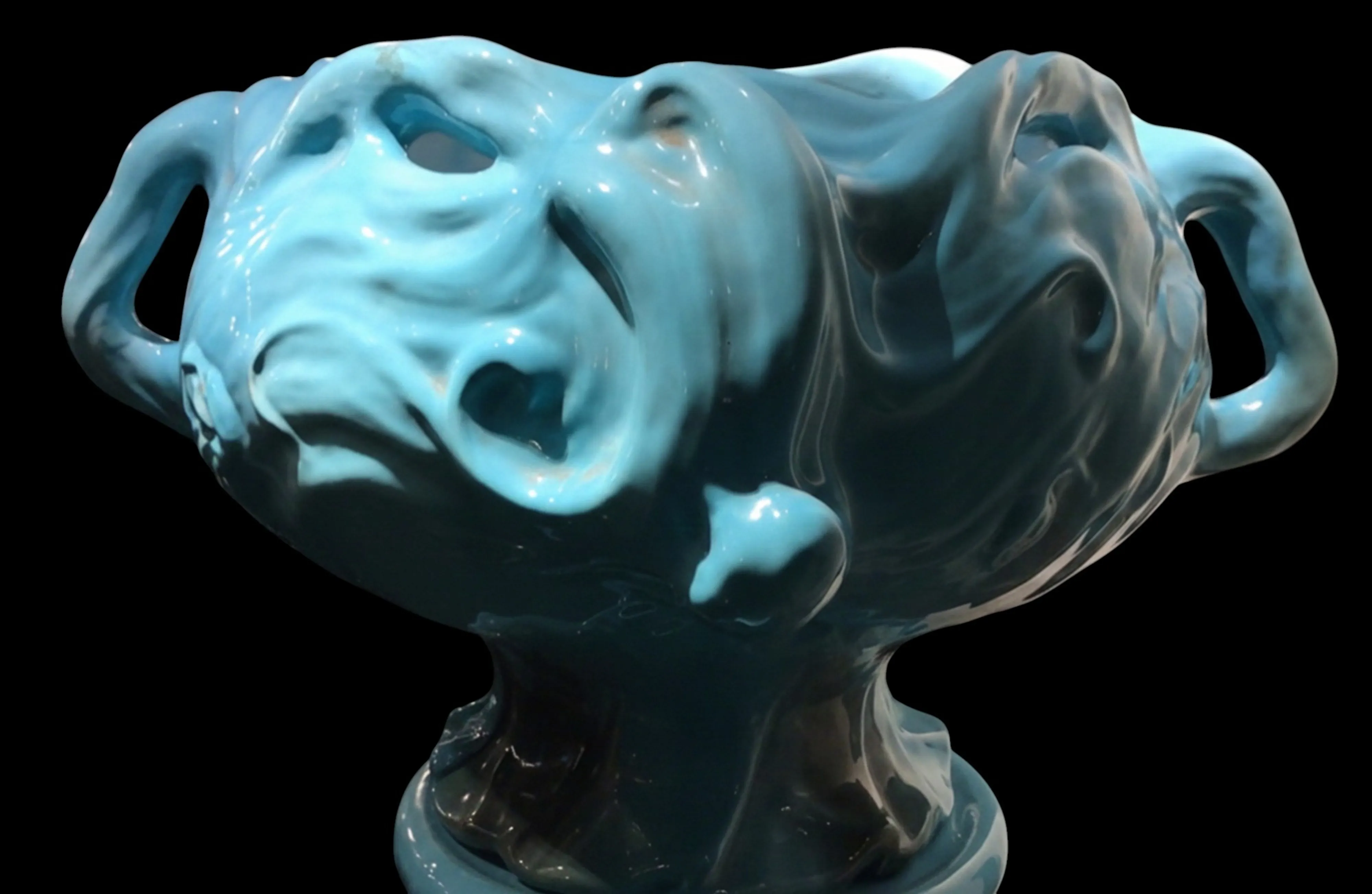 macetero decorativo antiguo con acabado azul brillante y formas orgánicas, ideal para plantas.