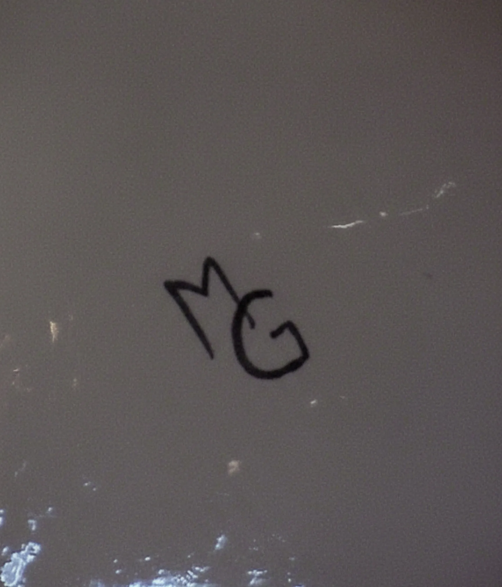 vaso di fiori antico con dettagli decorativi