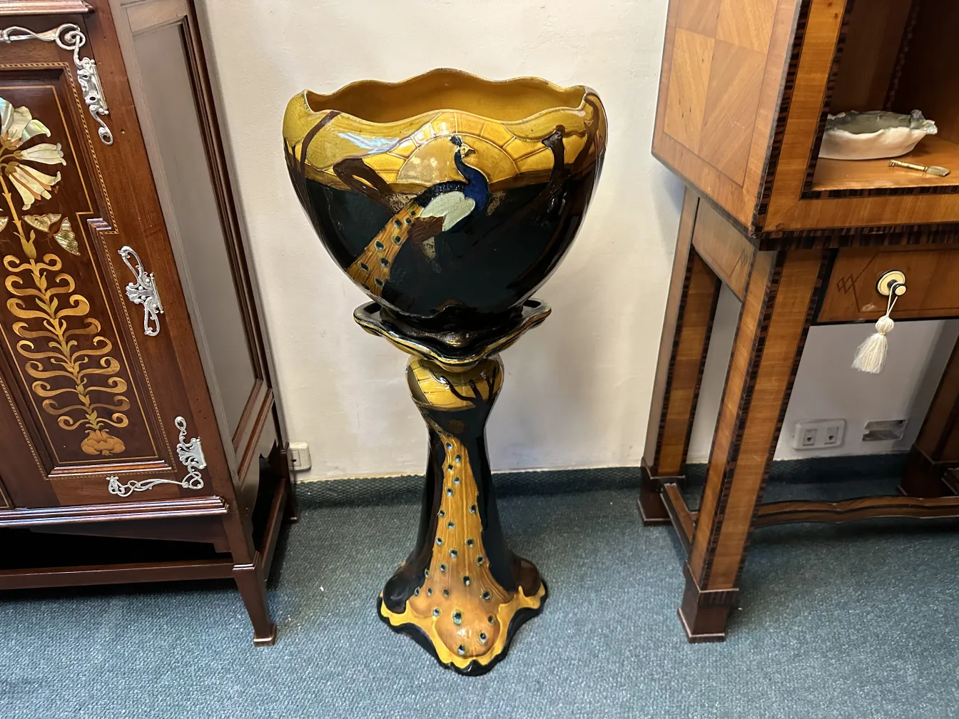 vaso antigo de cerâmica com aves douradas e pretas