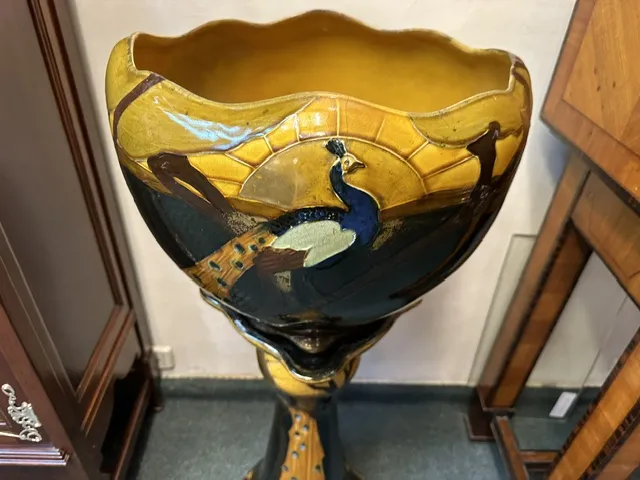 pot de fleurs ancien avec motifs d'oiseaux colorés, décoratif