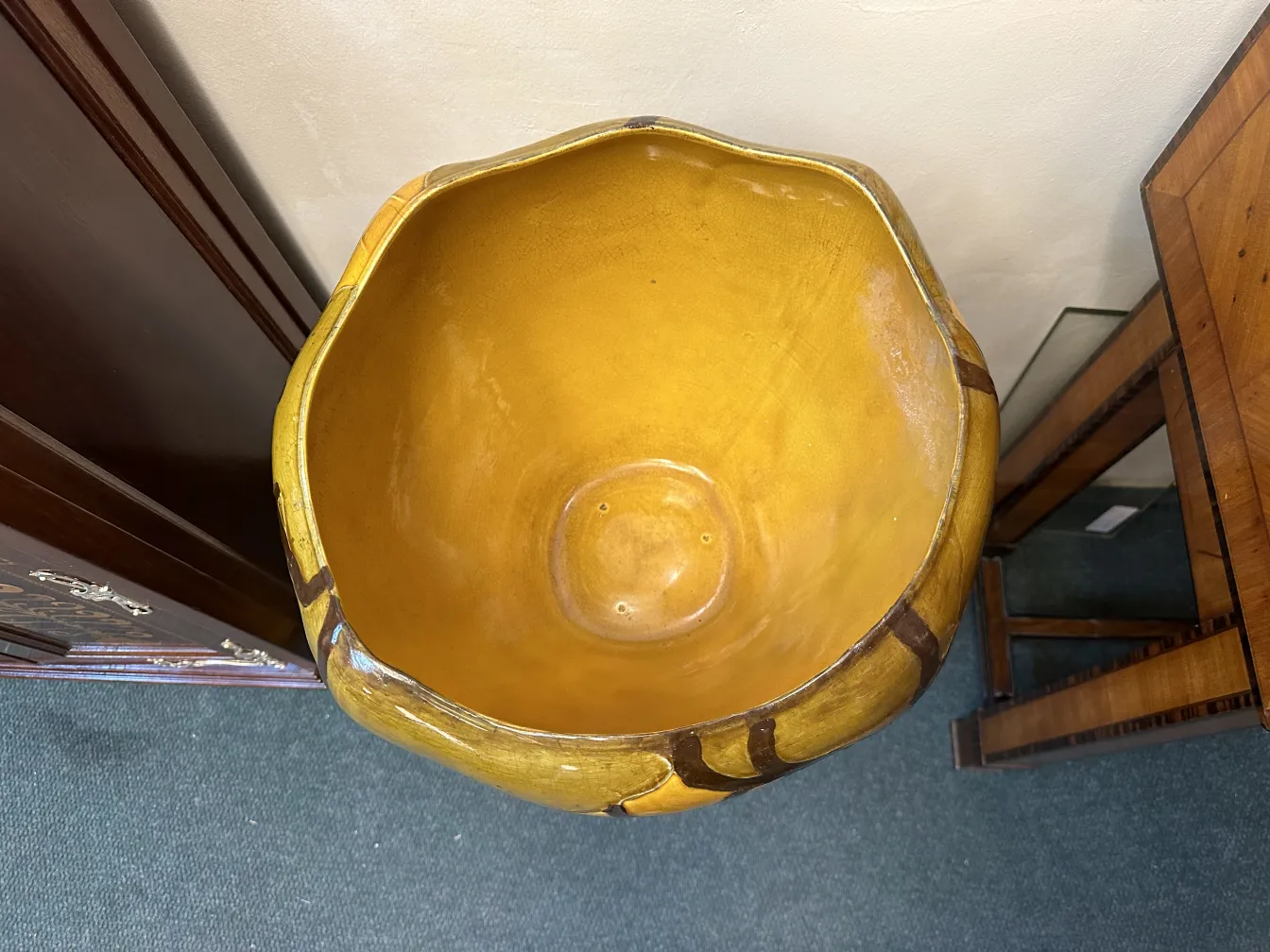 planteur antigo amarelo com decorações em relevo