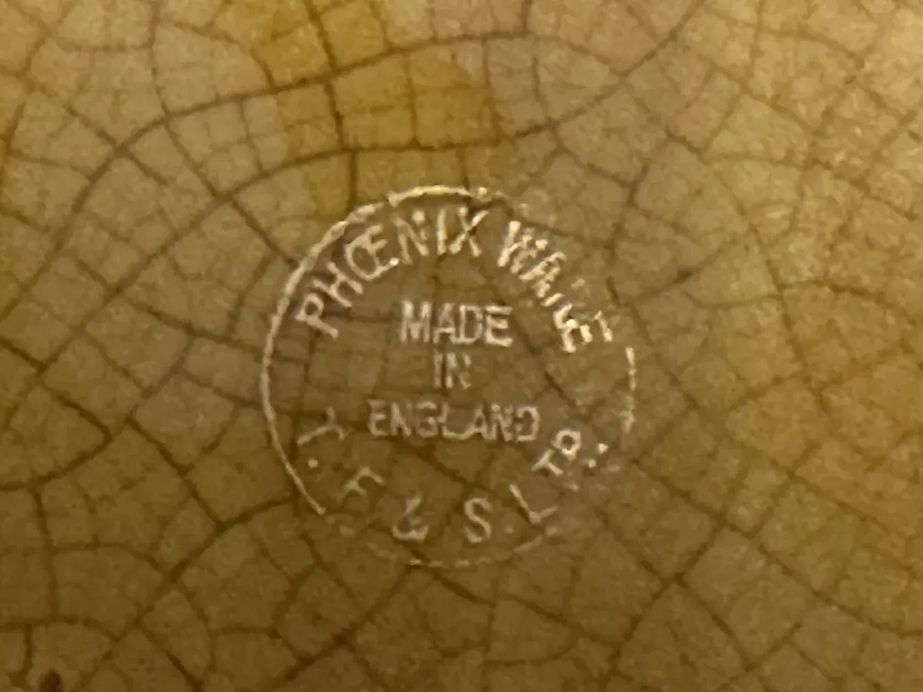 macetero antiguo con diseño agrietado y sello phoenix wake