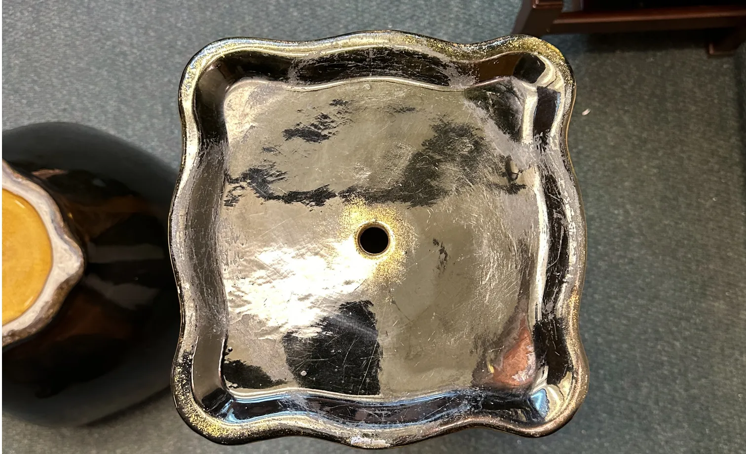 vaso de plantes ancien avec forme ondulée, finition brillante, décoratif