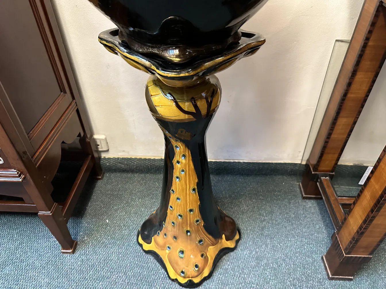 vase de plantes ancien avec base décorative et design coloré dans un cadre élégant