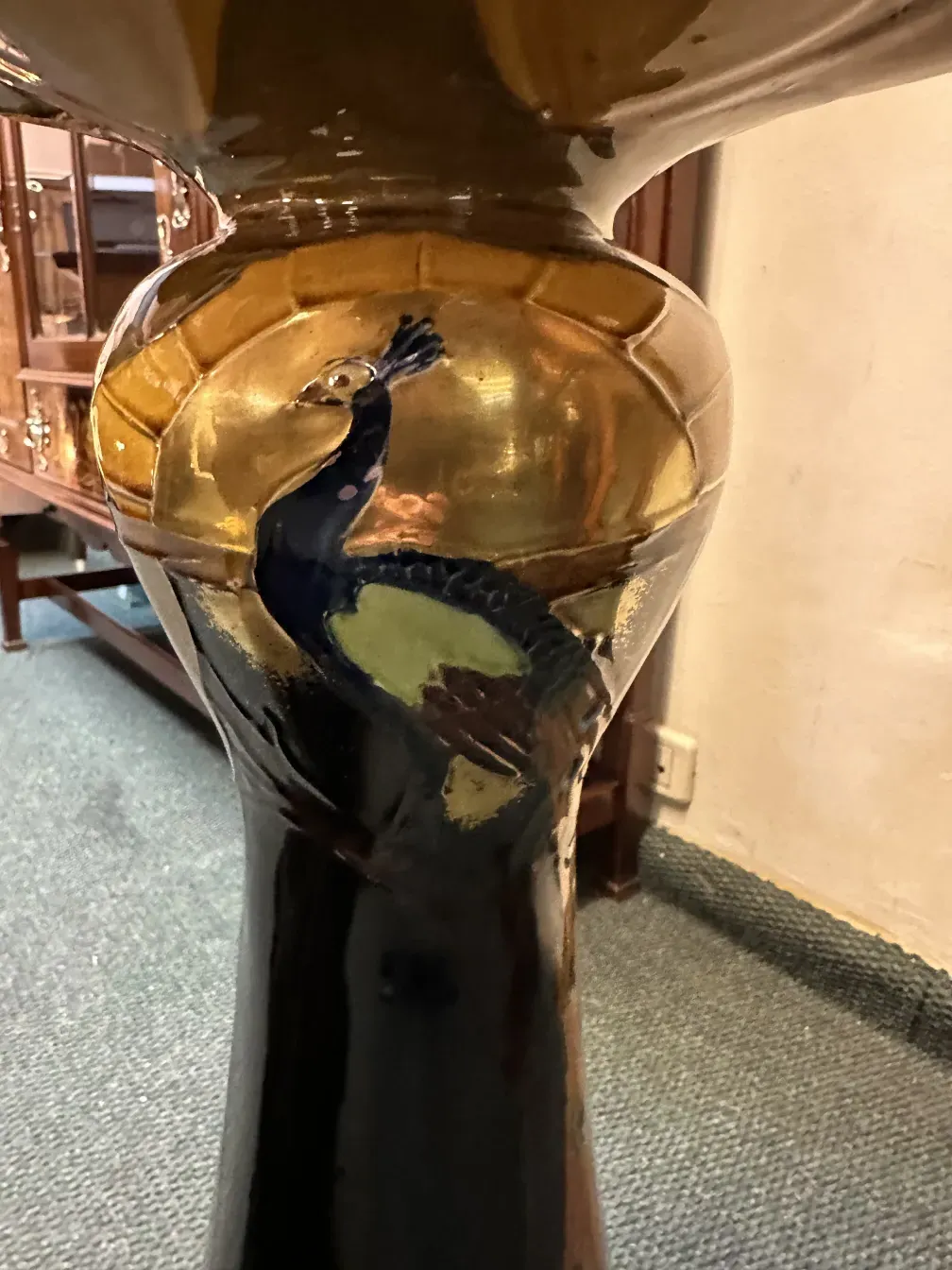 vase de fleurs ancien avec des motifs colorés et des détails visibles