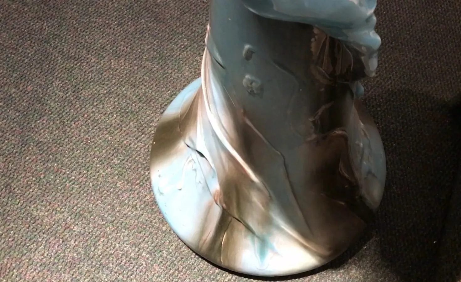 vaso di fiori antico con design decorativo blu e bronzo