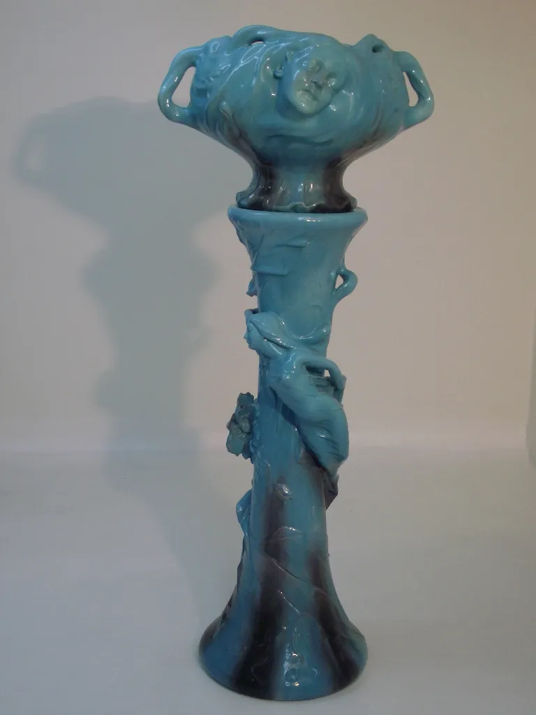 antiker keramischer blumentopf mit dekorativem design und blauer farbe