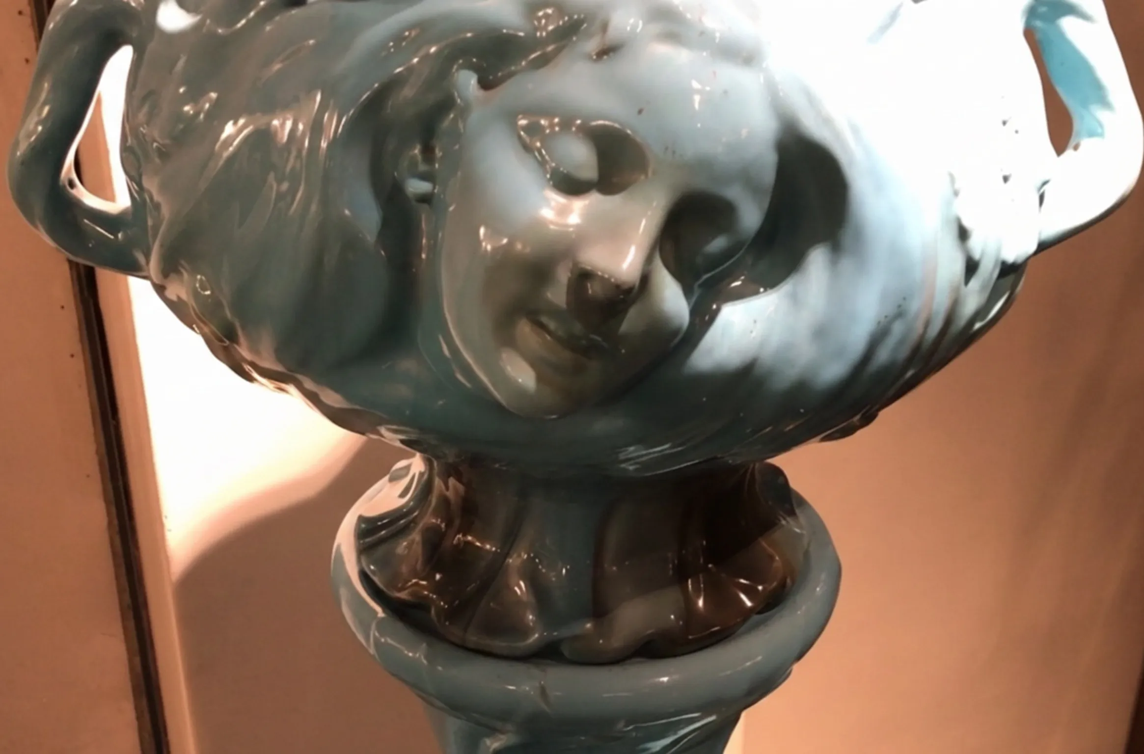 antiker Blumentopf, blaue Farbe, weibliche Figur, gemütliche Umgebung