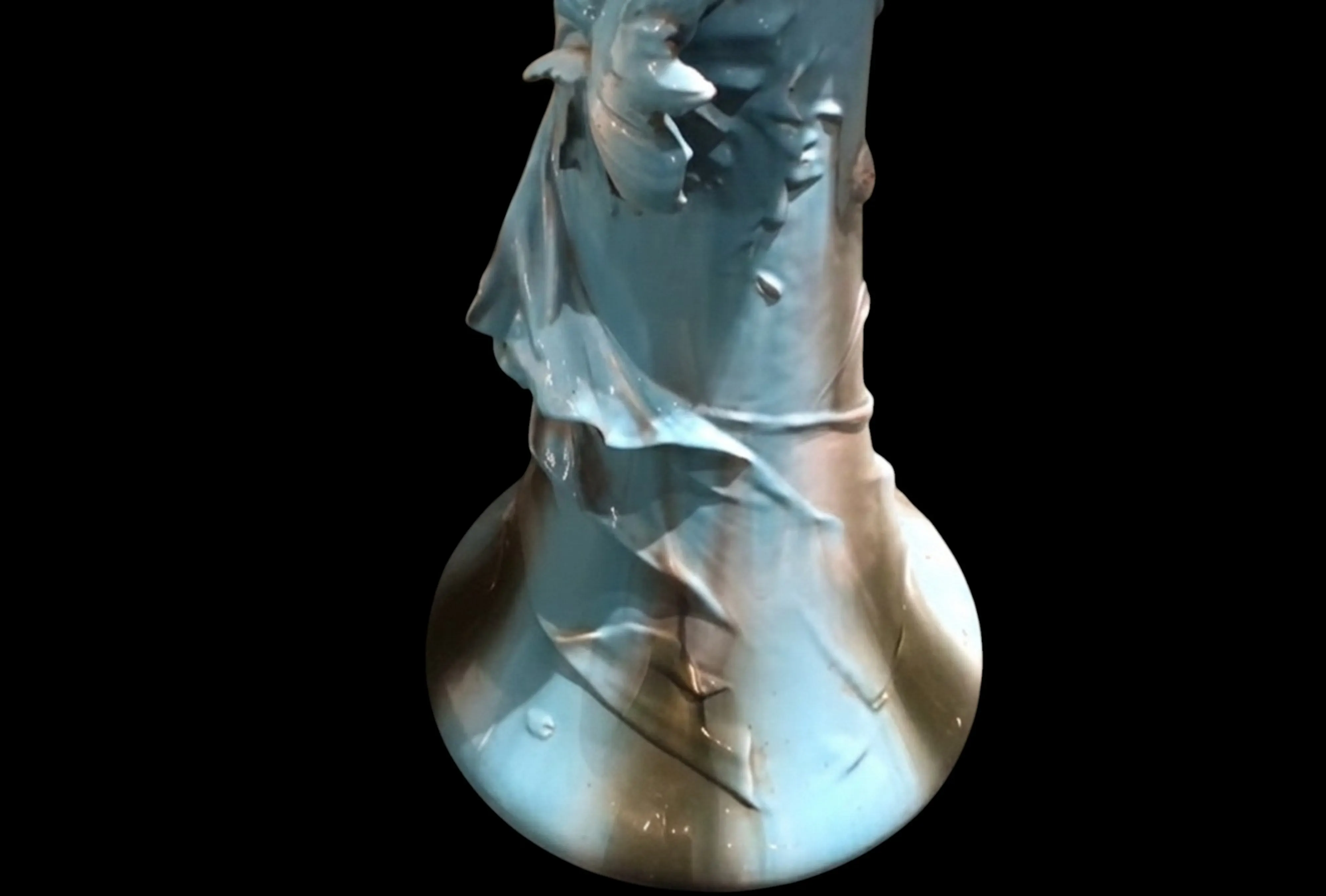 vaso di fiori antico con forma elegante e dettagli floreali