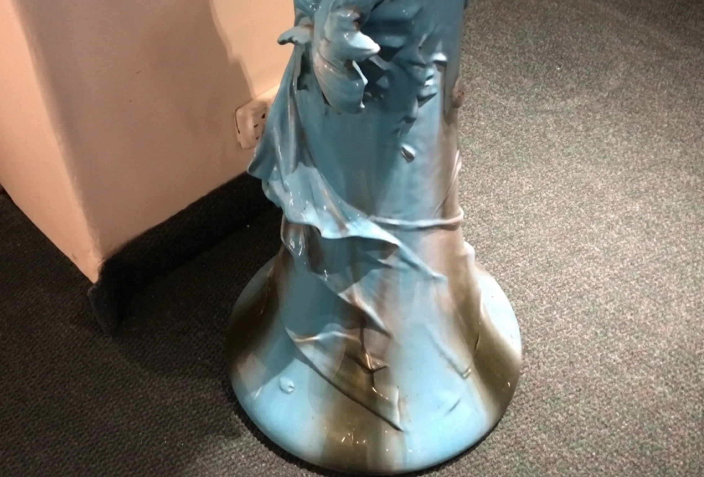 古董蓝色花盆，带有室内环境中的装饰细节