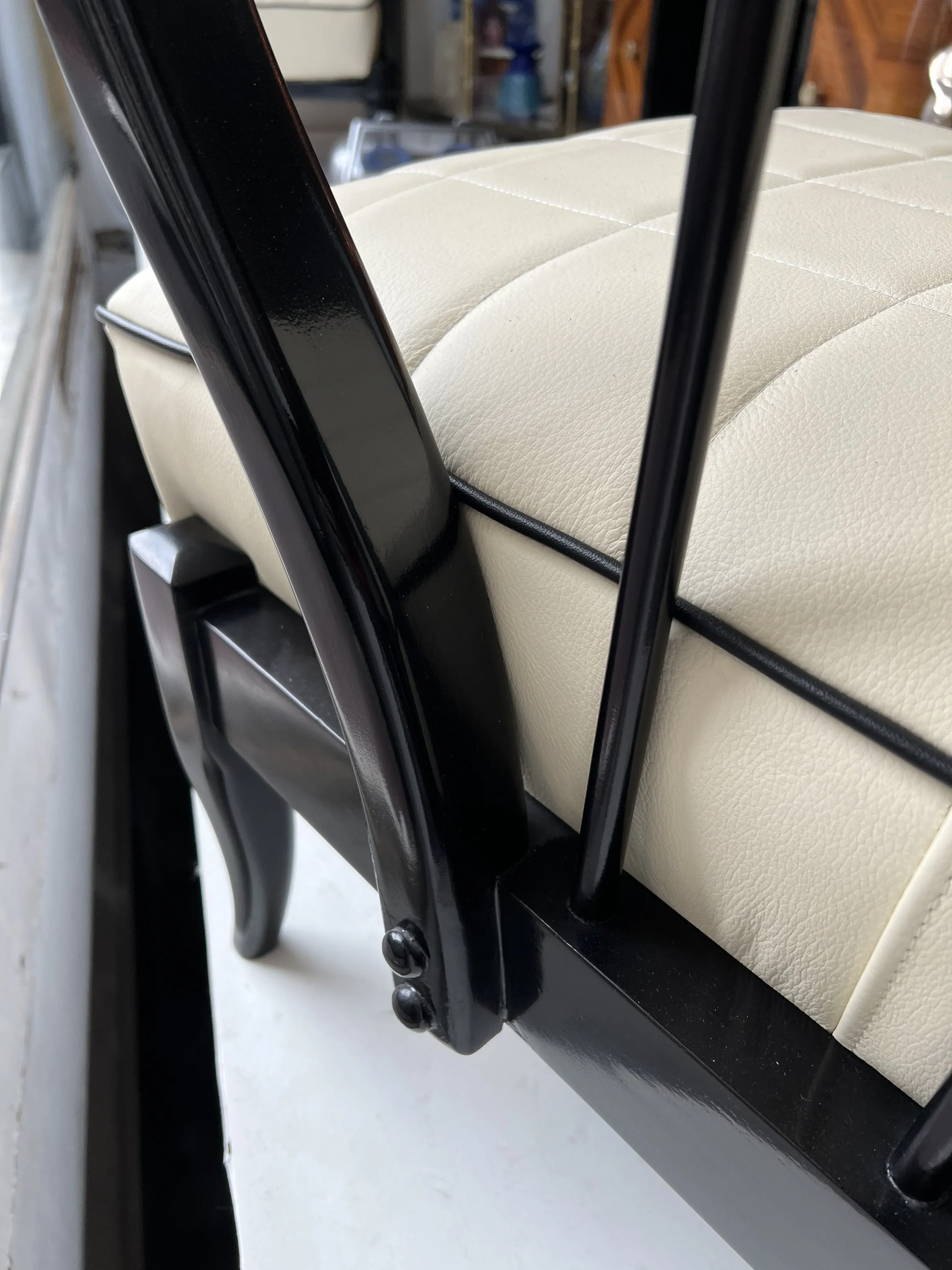 два антикварных кресла с элегантным дизайном, видимая мягкость