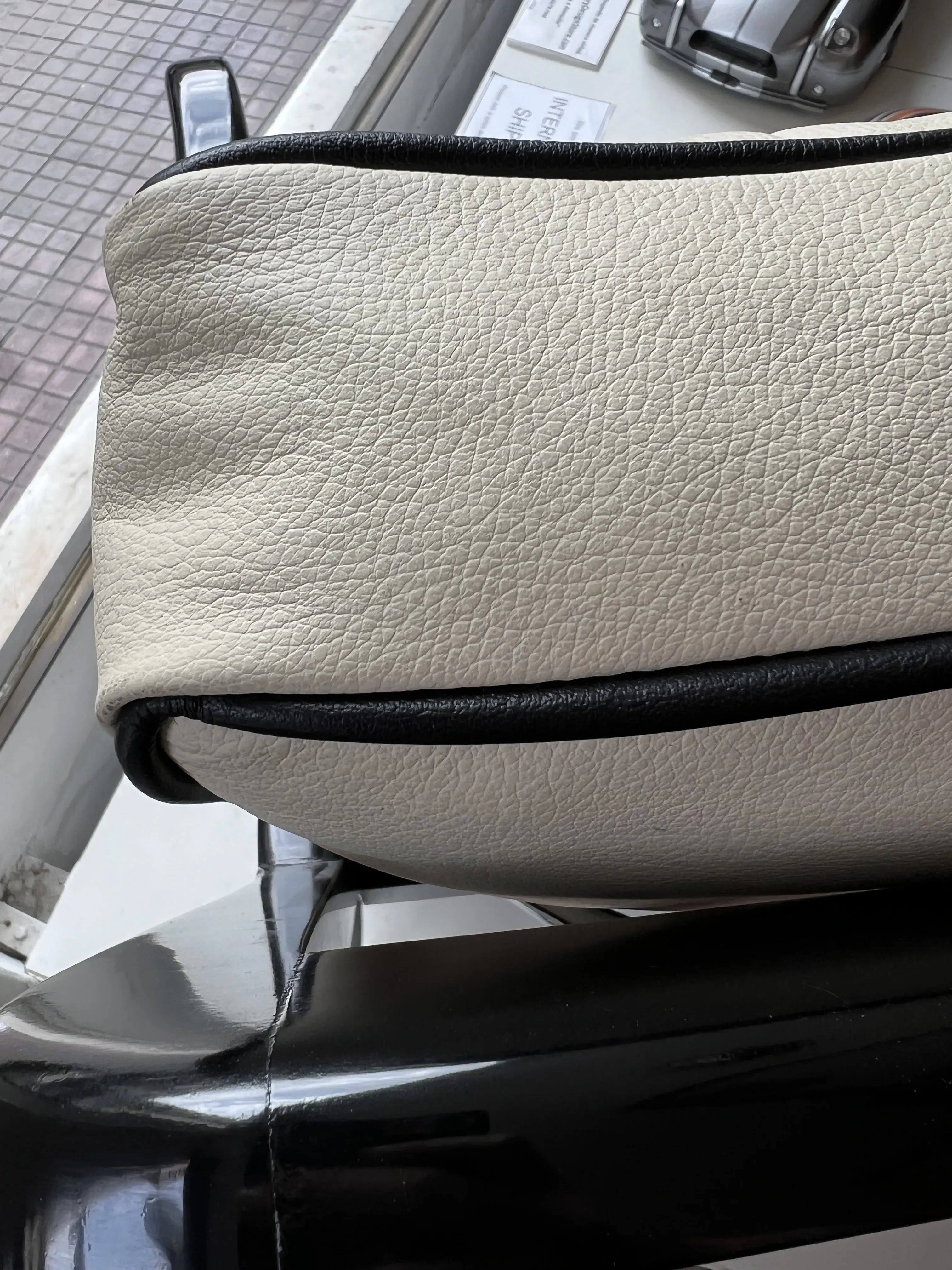 poltrone antiche con design elegante e dettagli artigianali