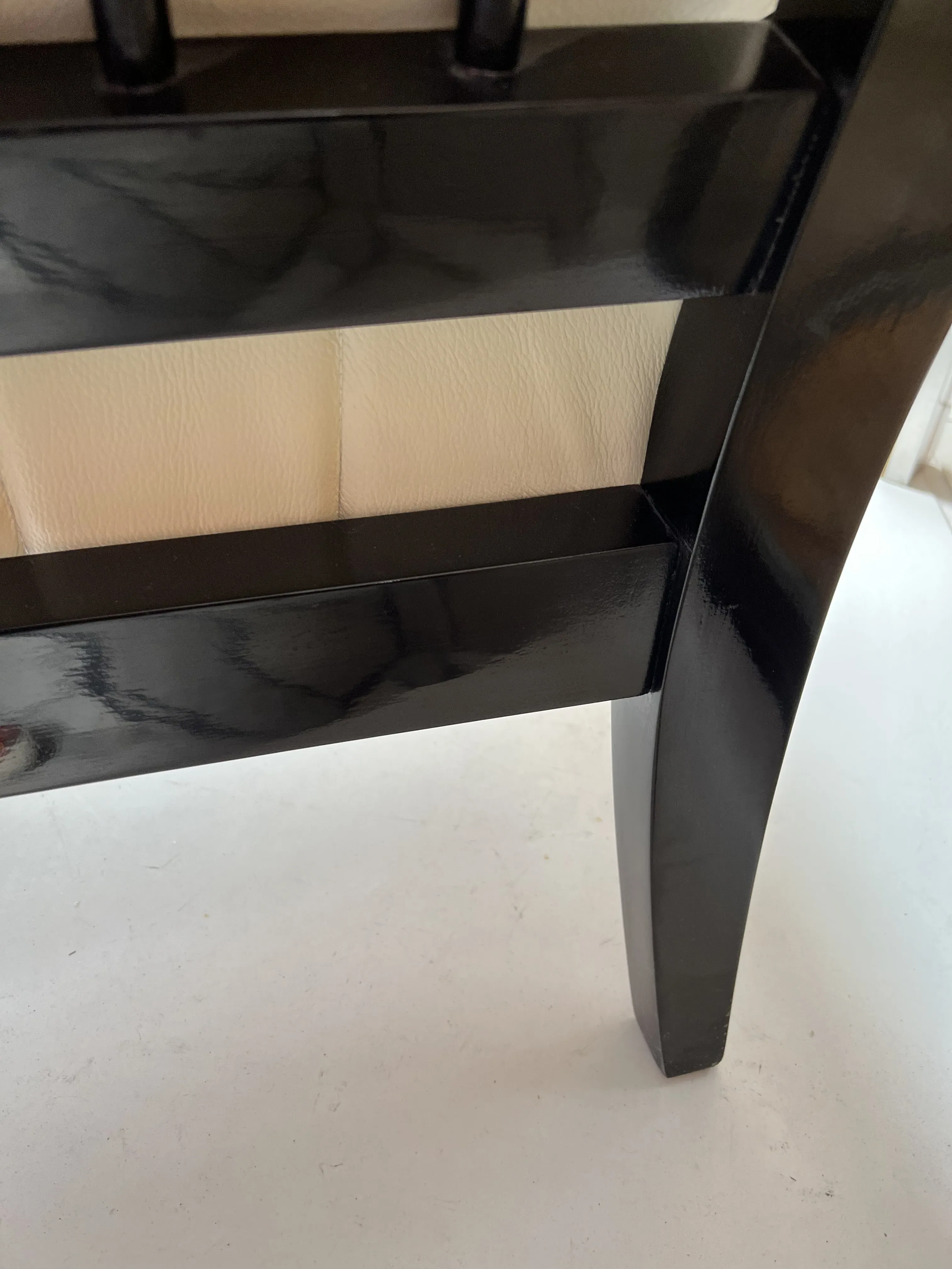 Два античных кресла Паоло Буффа с черной рамой и светлыми подушками, в элегантной обстановке.