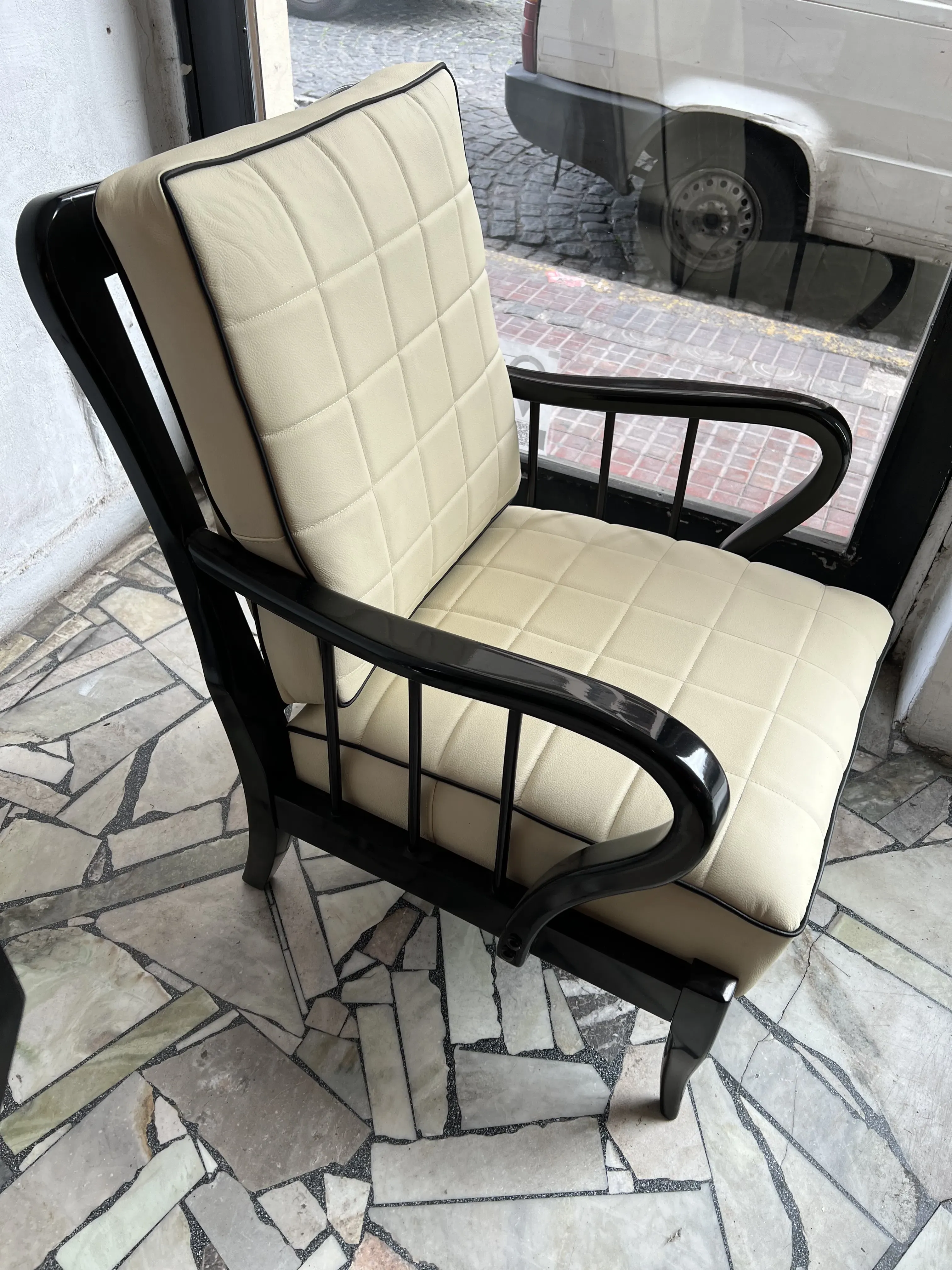 antigas poltronas em cor clara, com um design moderno, decorando um espaço elegante