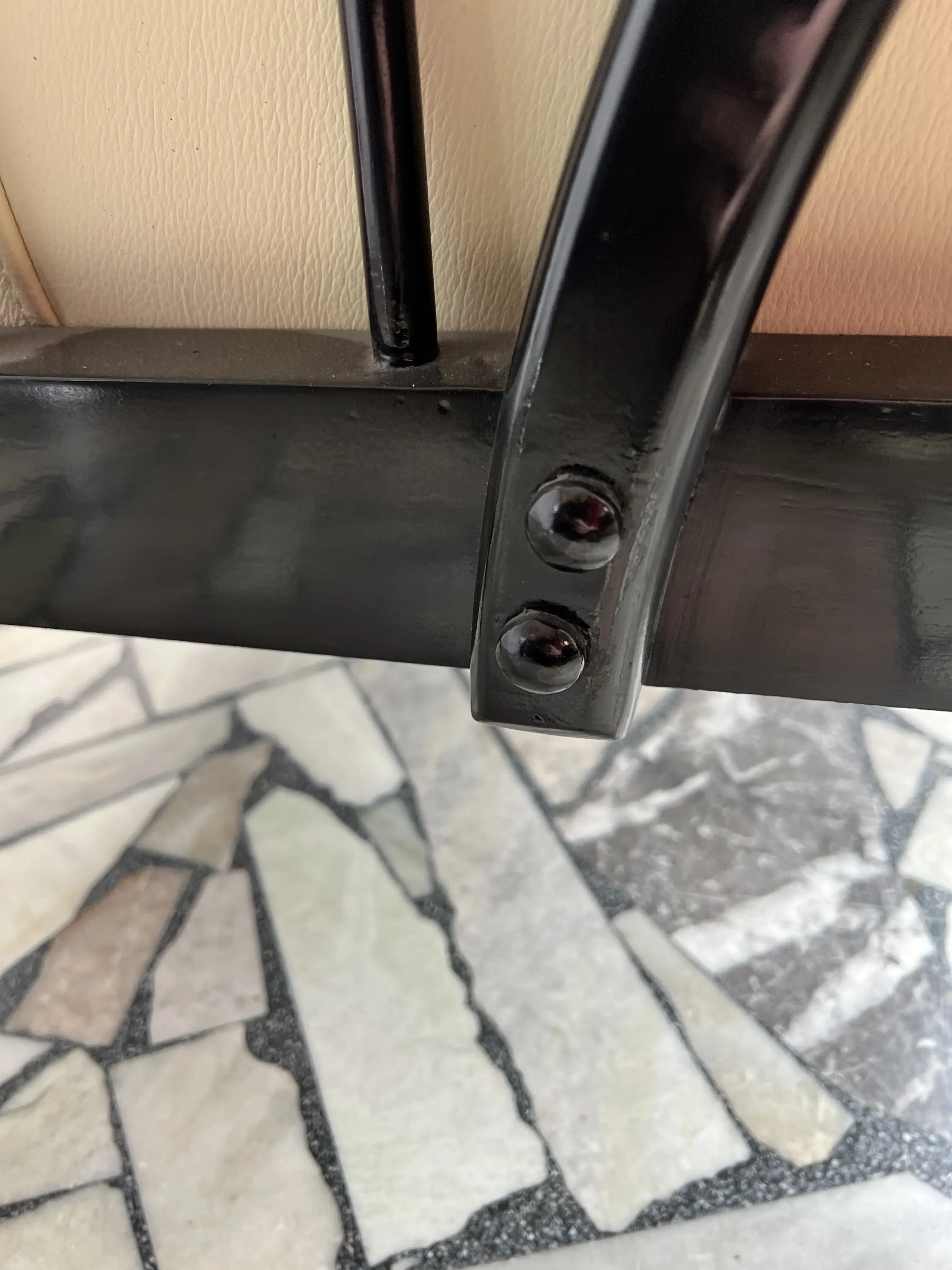 Ansicht der 2 antiken Armlehnstühle Paolo Buffa mit Details in der Umgebung.