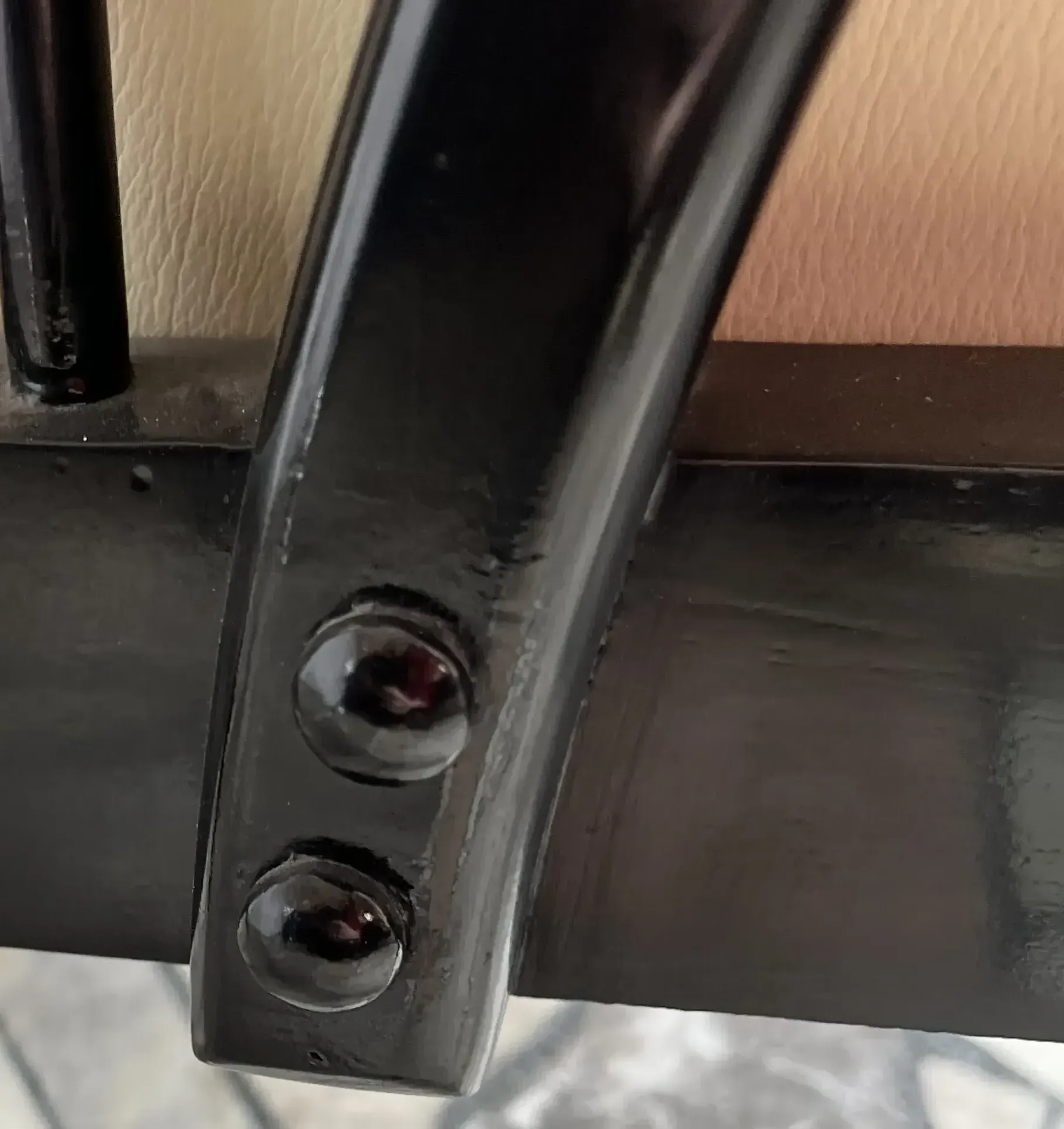 Dettagli delle due poltrone antiche di Paolo Buffa, con design elegante e finitura meticolosa.