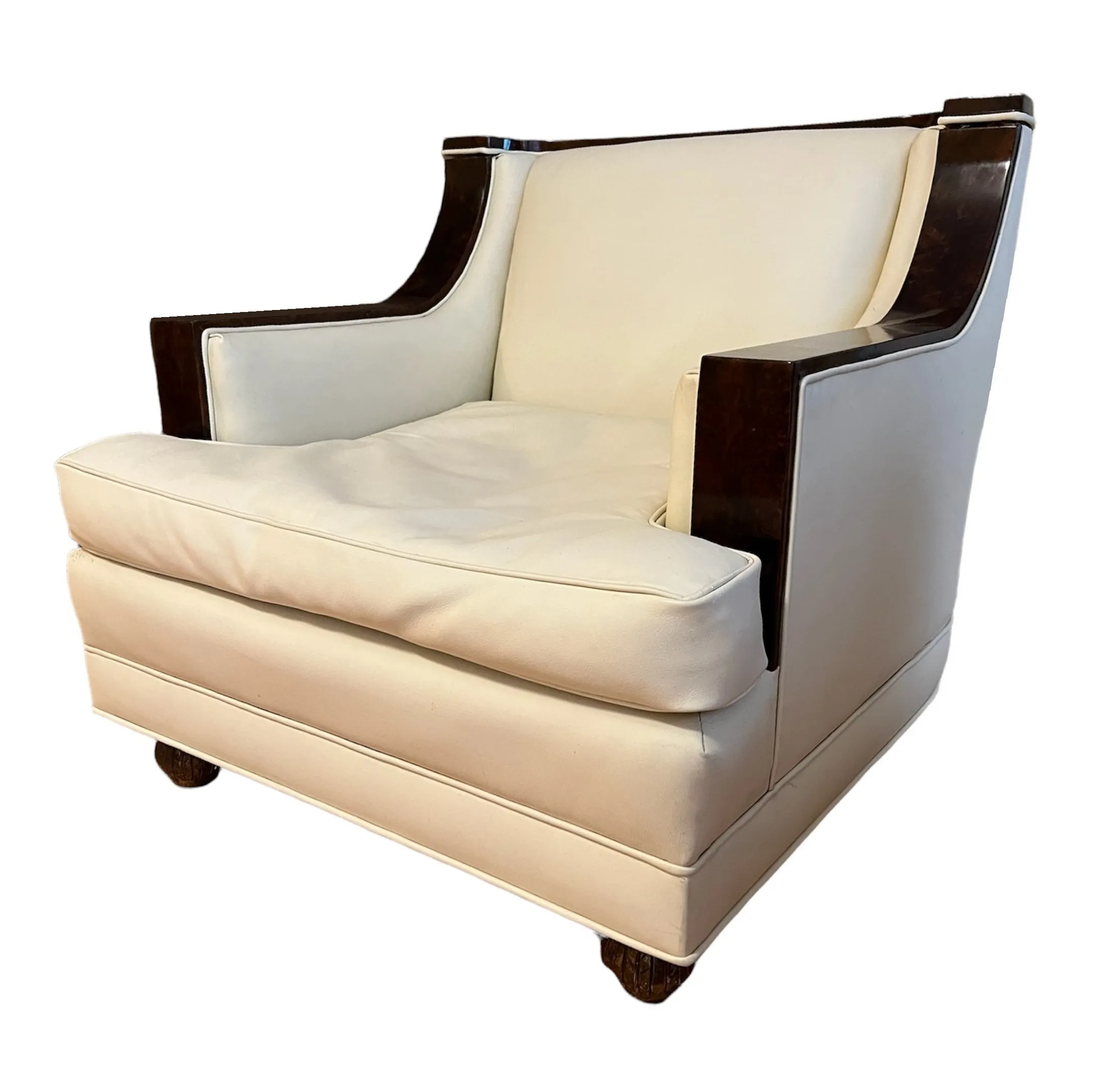 Poltronas antigas com design elegante e estilo clássico em um ambiente aconchegante