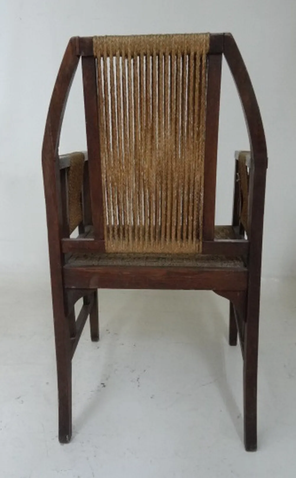 Poltrona da ufficio antica di Edward Wormley con schienale in corda, ambiente moderno.