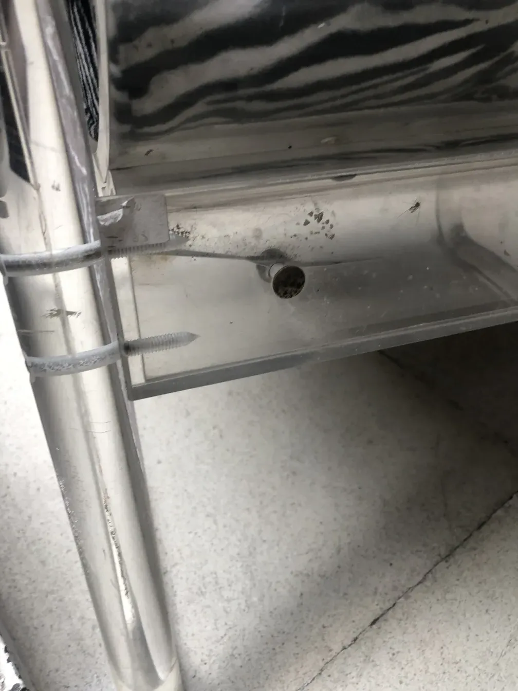 現代的な空間にある二つのアンティーク肘掛け椅子。