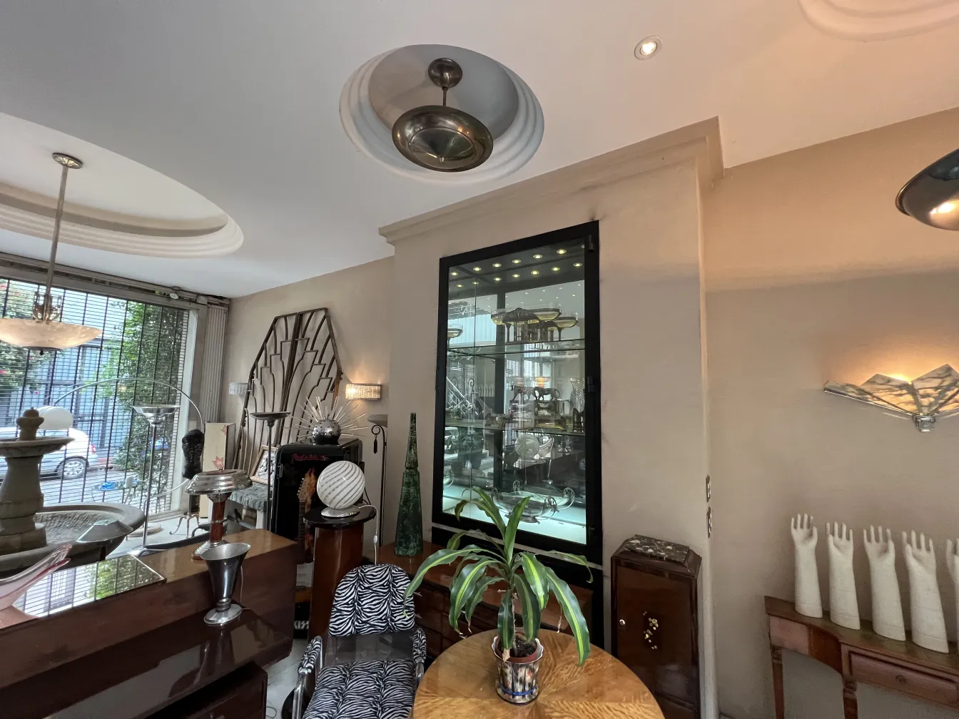 اثنان من الكراسي العتيقة art deco في بيئة أنيقة