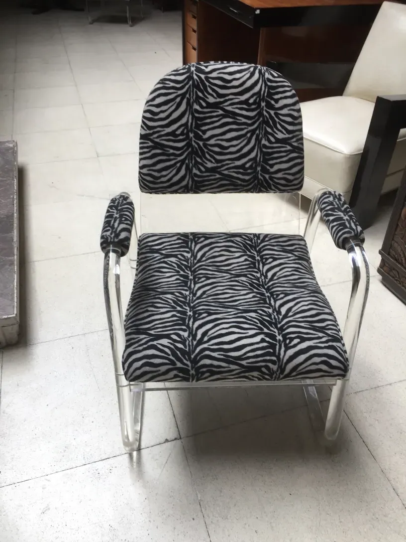 Vue de 2 fauteuils anciens avec tissu à imprimé zèbre, style art deco
