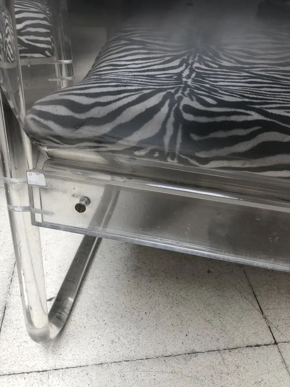 Duas poltronas com estampa de zebra em ambiente antigo