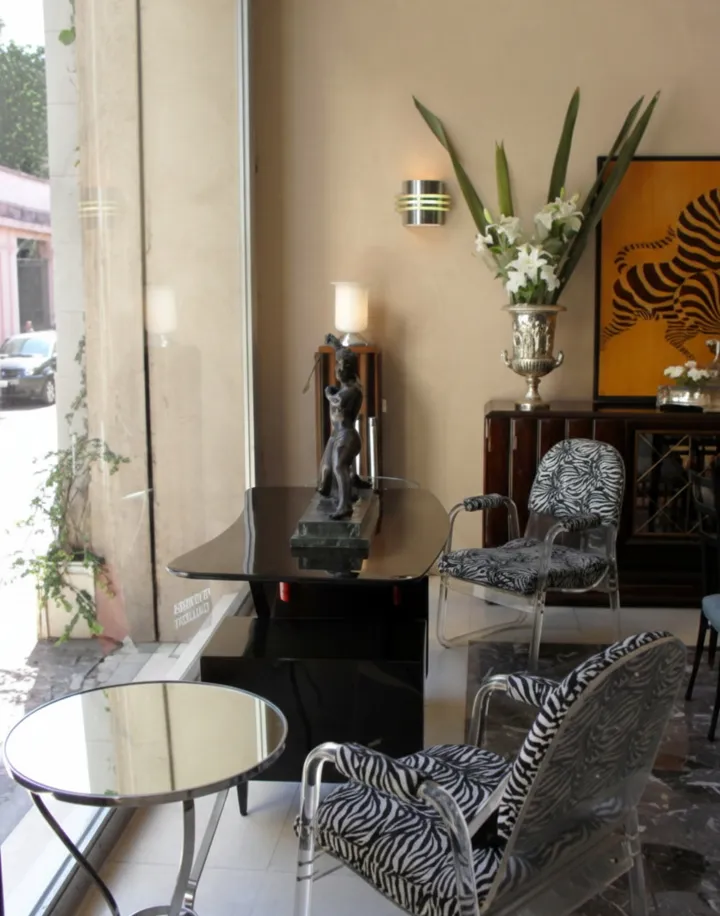 dos sillones antiguos estilo art deco en una sala elegante con decoración moderna