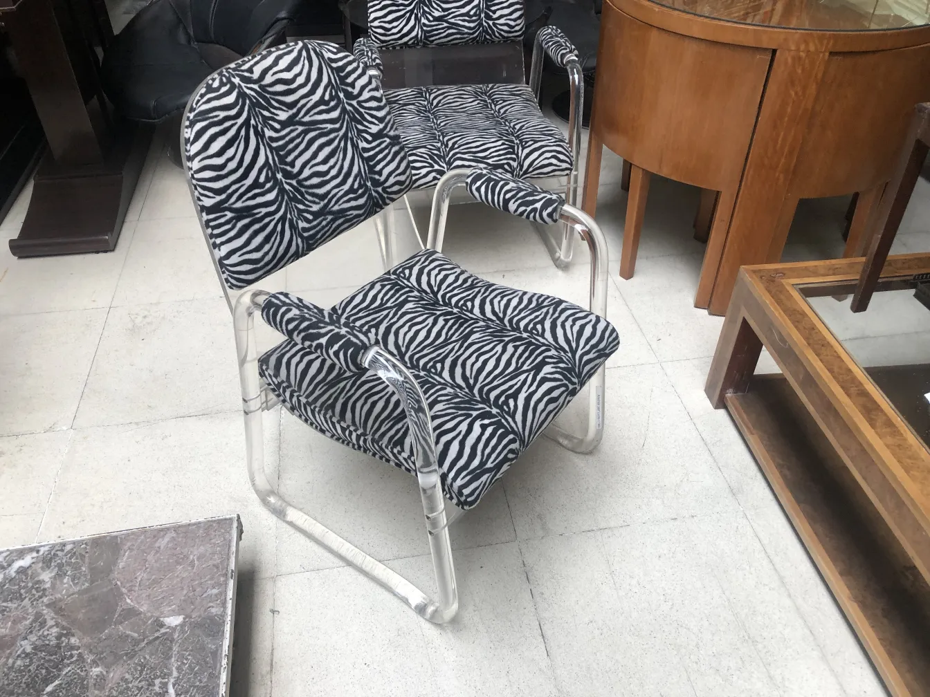 Duas poltronas com padrão de zebra em um ambiente elegante.