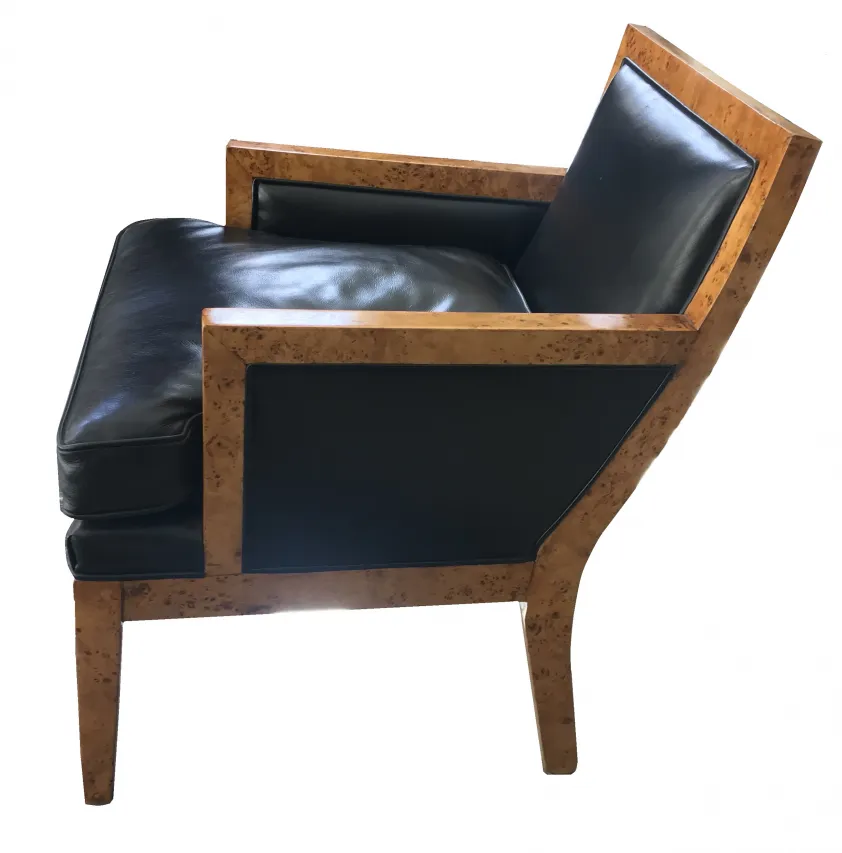 Due poltrone antiche di Jean Michel Frank, con design elegante, su sfondo semplice.