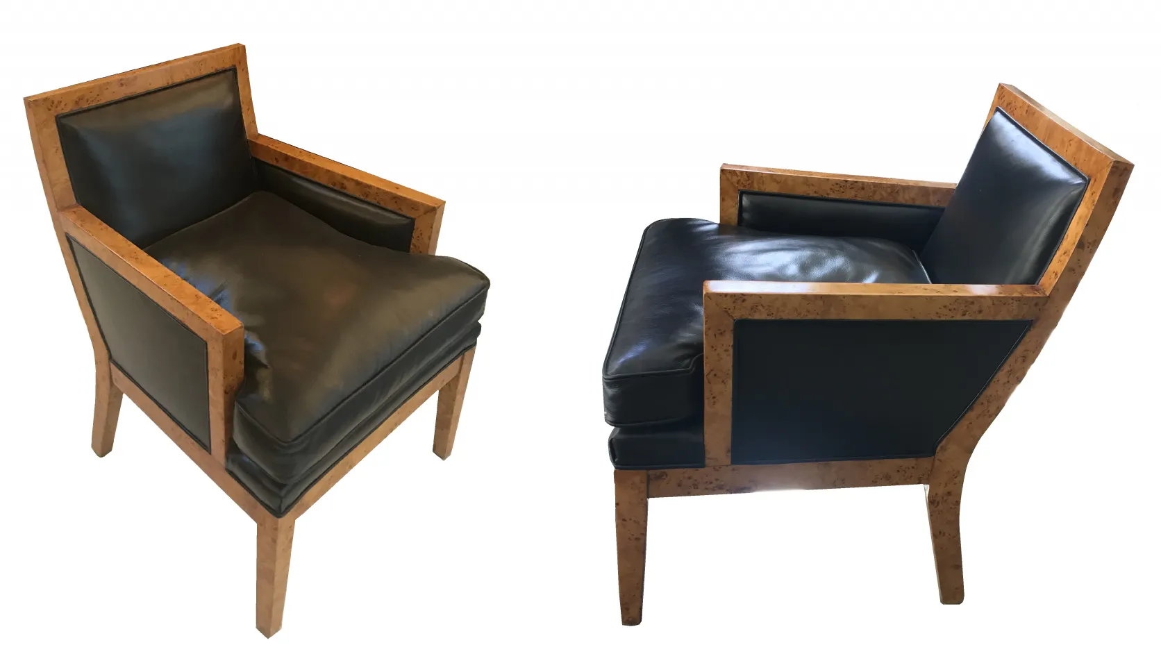 2 fauteuils anciens avec des détails en bois et des coussins noirs dans une pièce élégante.