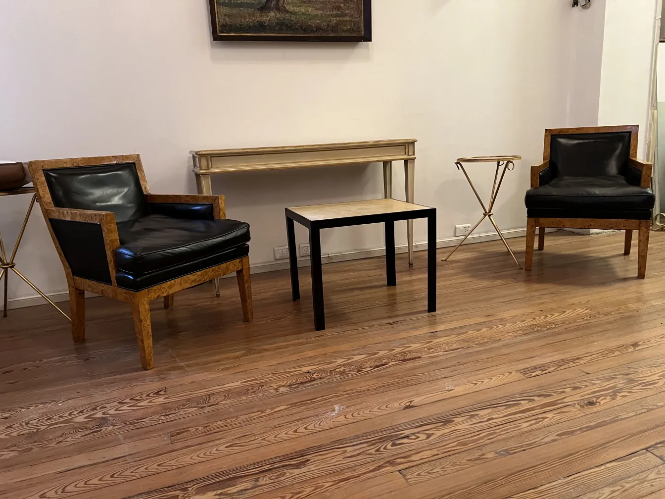 deux fauteuils antiques avec un design moderne dans un salon