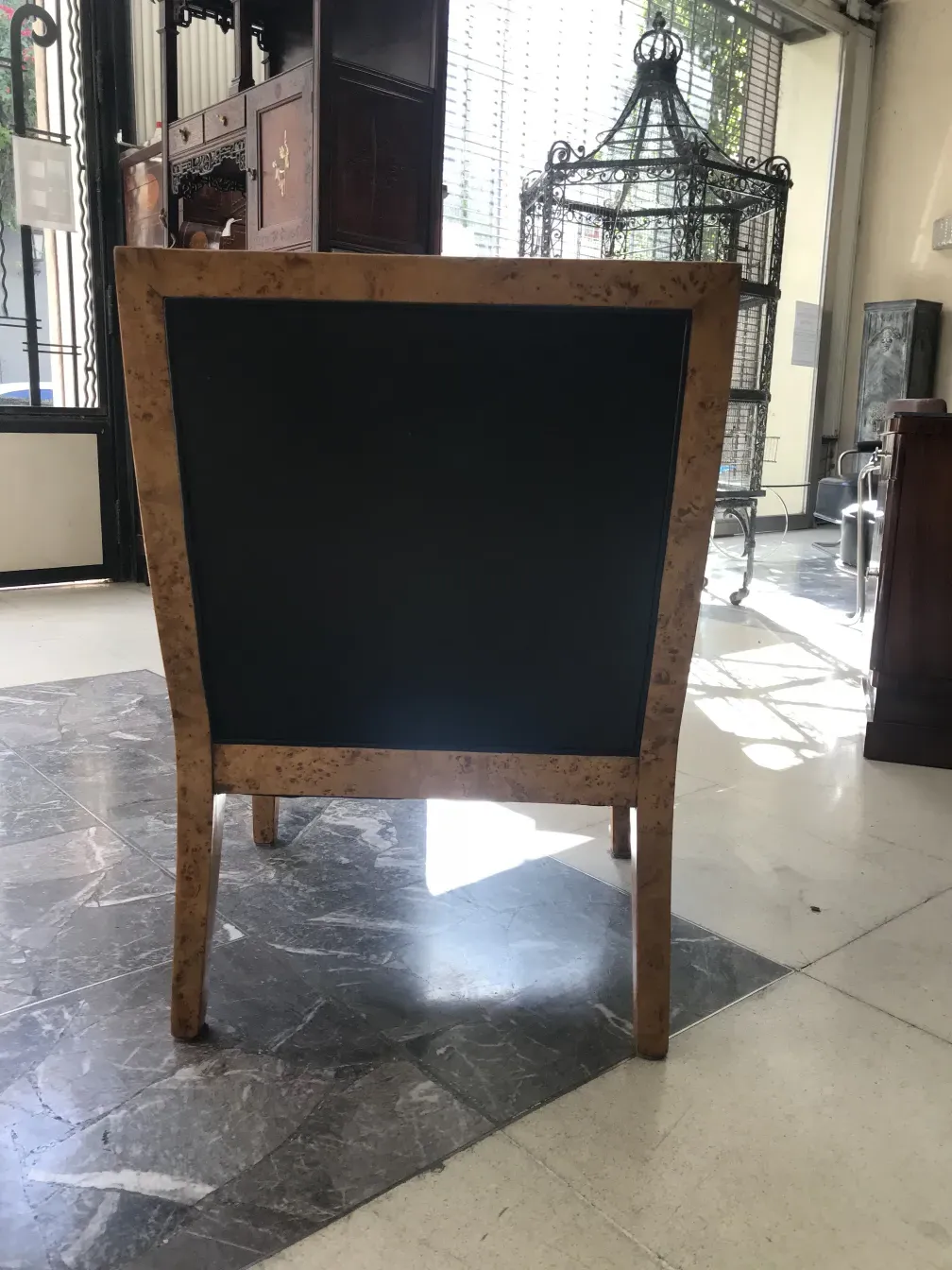 Vista traseira de duas poltronas antigas jean michel frank com detalhes únicos