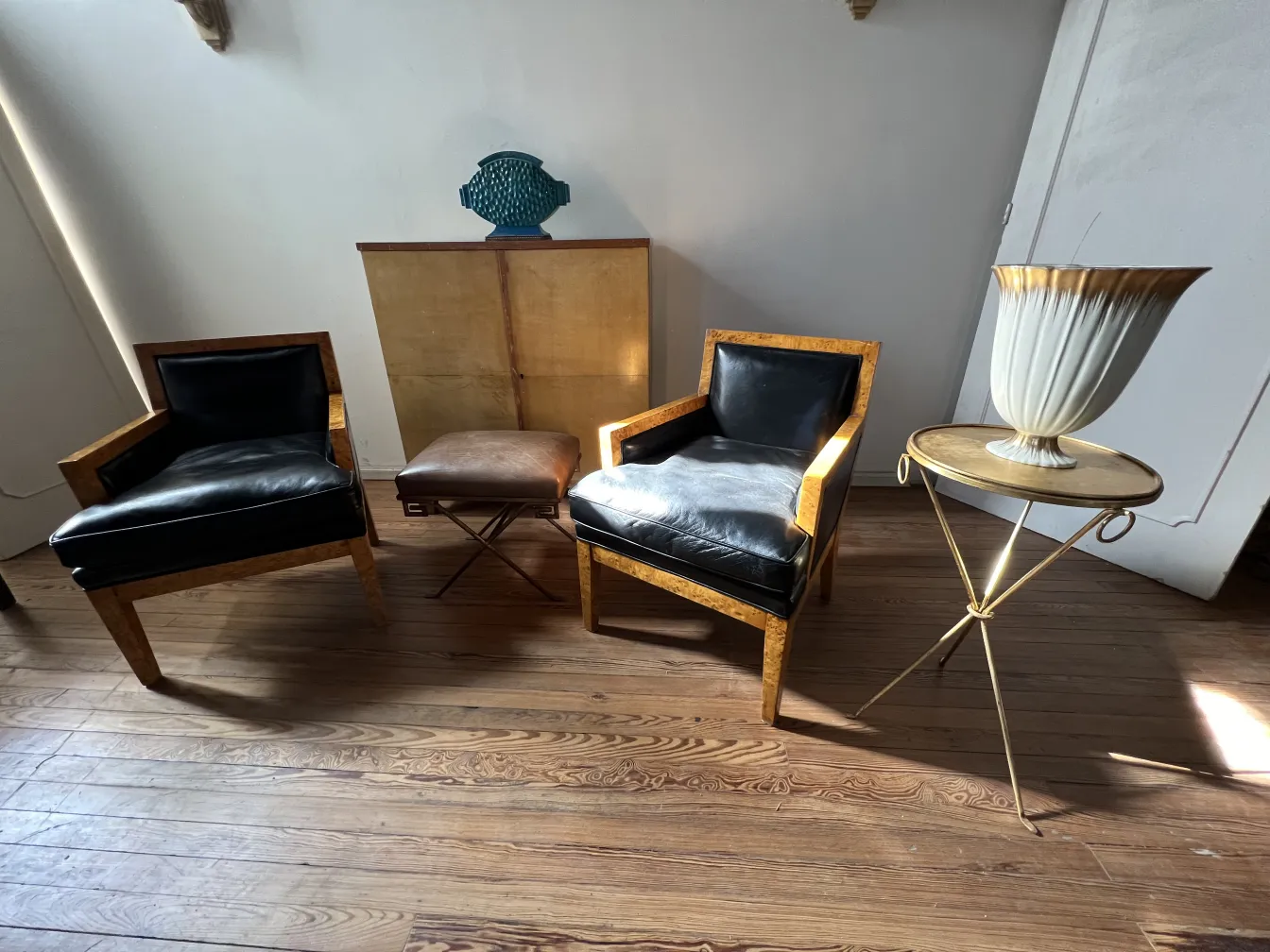 due poltrone antiche con design classico, rivestimento nero e dettagli in legno, ambiente elegante