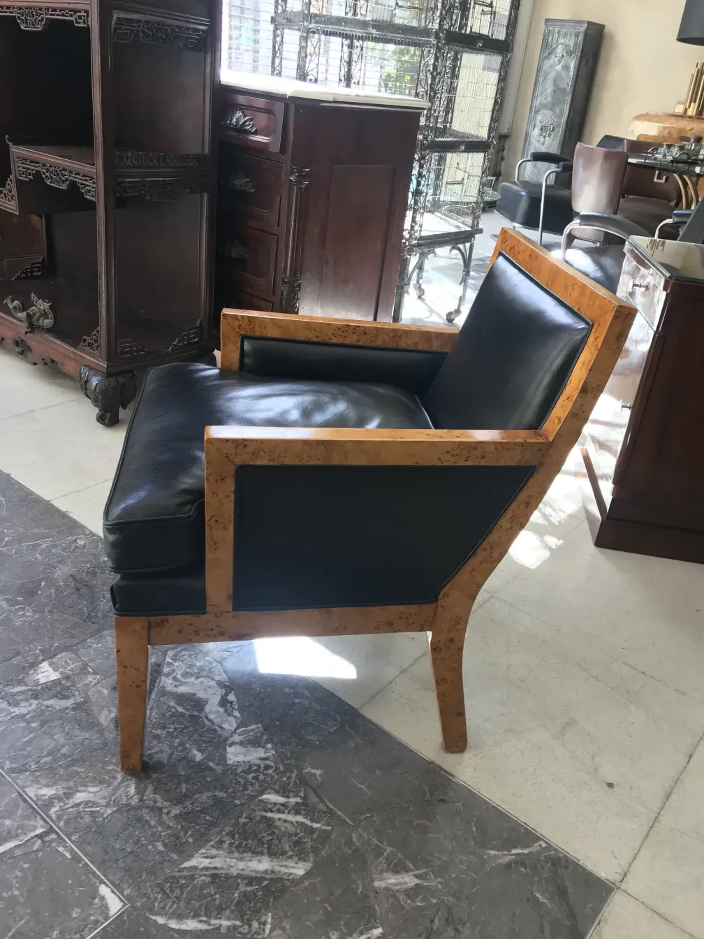 2 poltronas antigas em um ambiente elegante e acolhedor