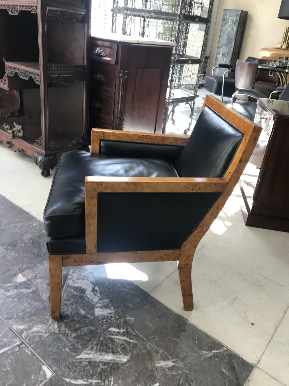 poltronas antigas com moldura decorativa e almofadas escuras no ambiente