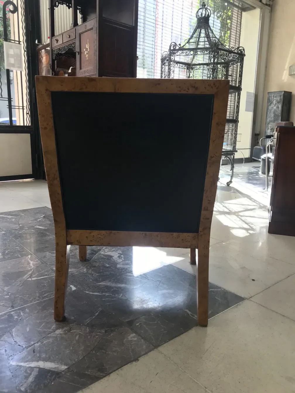 vue arrière de 2 fauteuils anciens avec décoration classique