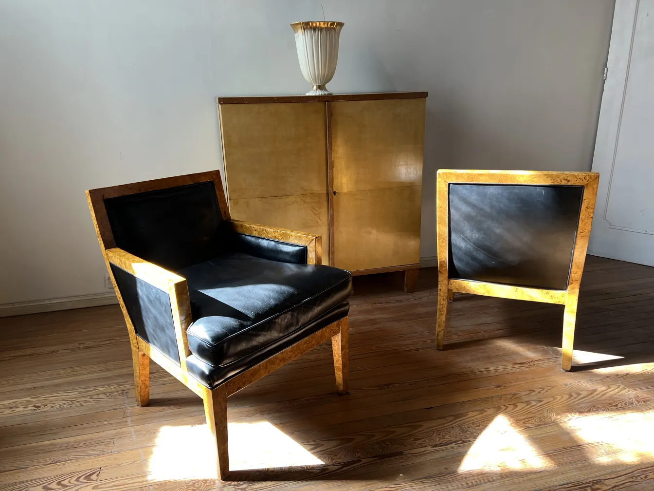 Deux fauteuils anciens avec un fin revêtement dans un cadre lumineux