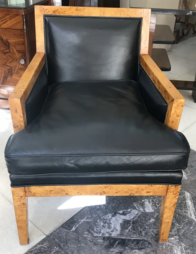 2 poltronas antigas com design moderno e elegante, ambiente acolhedor